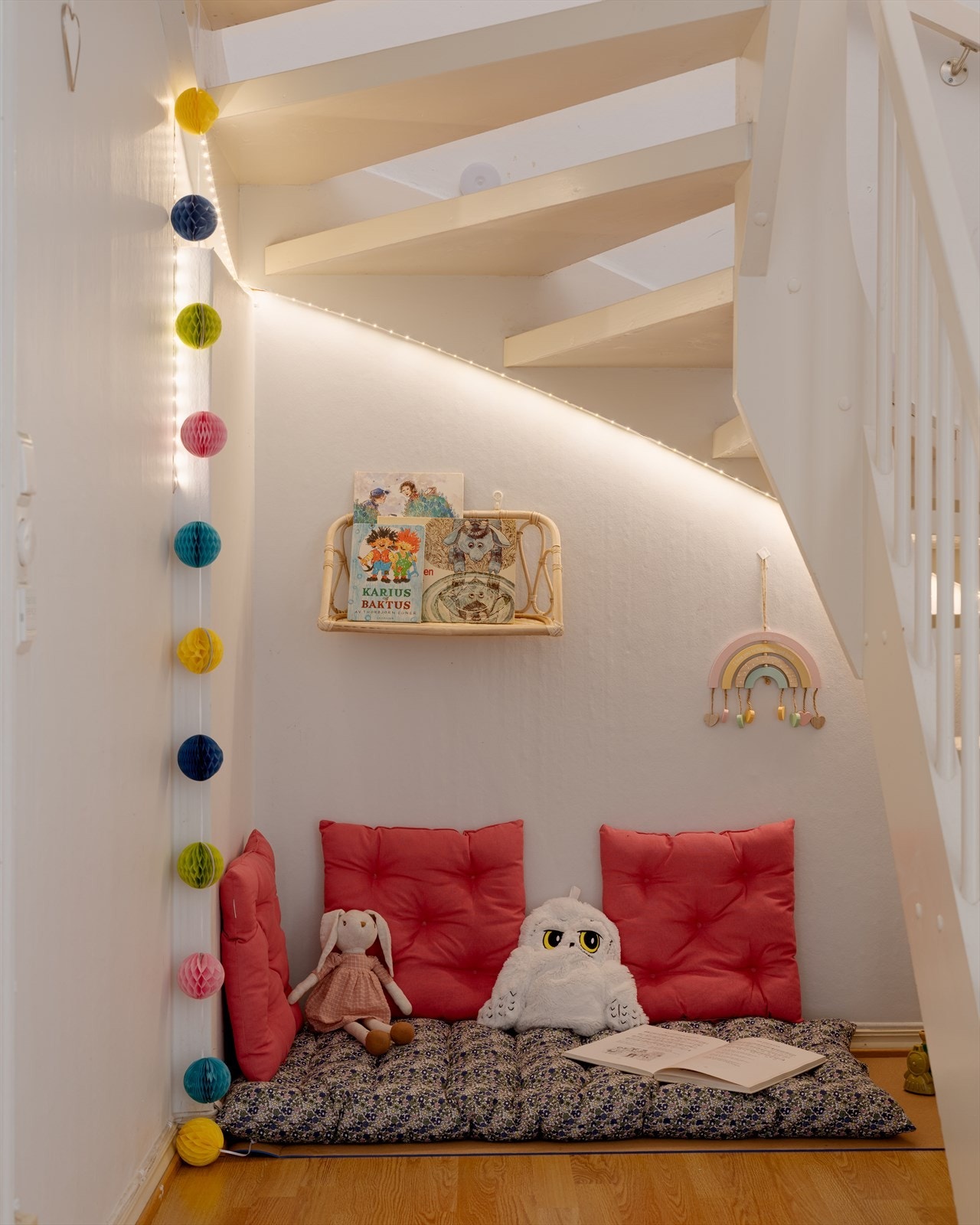 Lesekrok for barna under trappen. Galleribilde