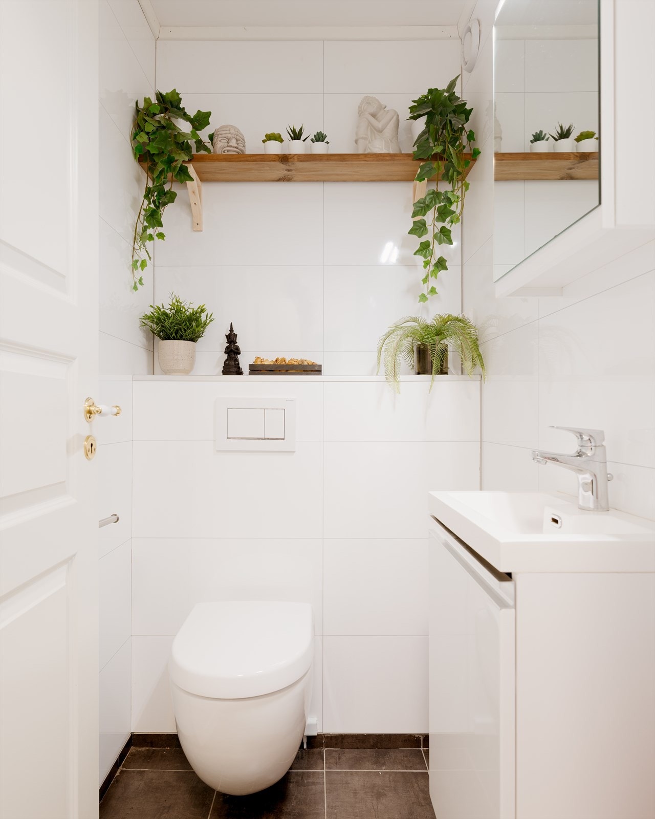 Alltid praktisk med et separat gjestetoalett rett ved inngangsdøren. Rommet er effektivt innredet med fliser på både gulv med gulvvarme. Galleribilde