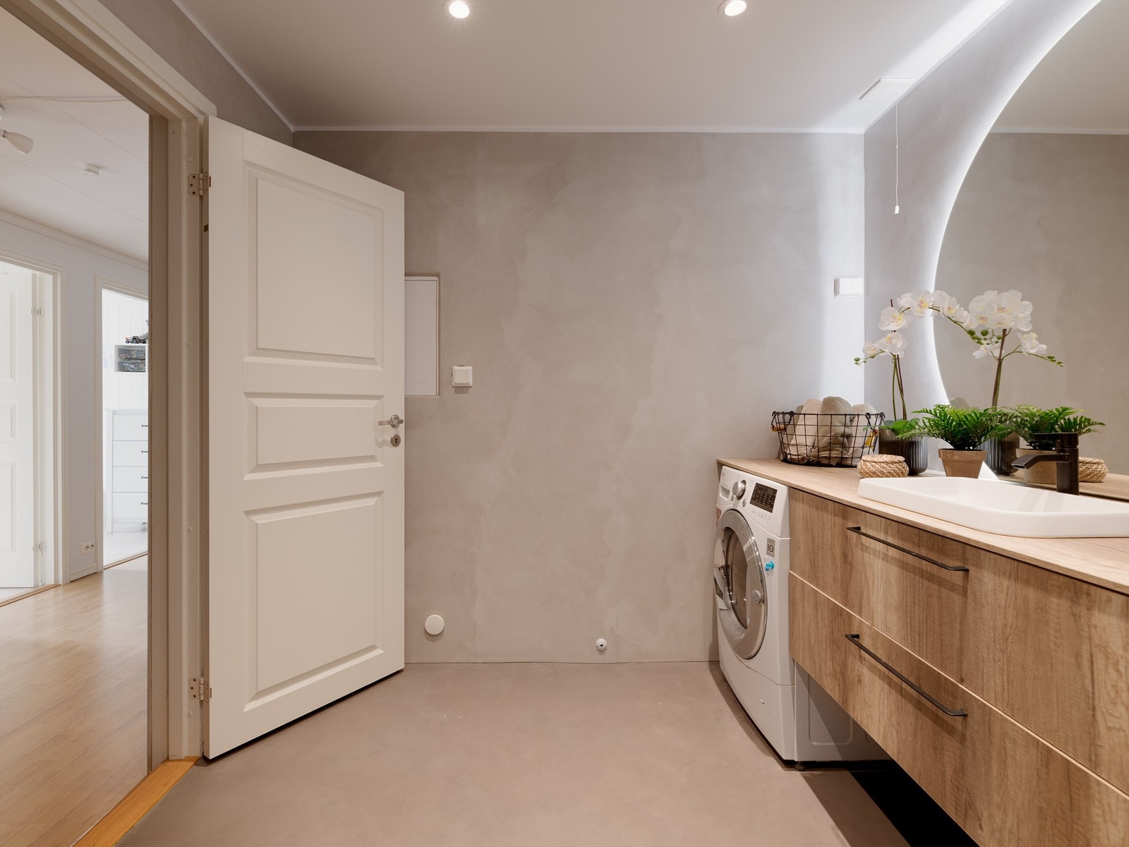 Det er downlights i taket og varme i gulvet for ekstra komfort. Galleribilde