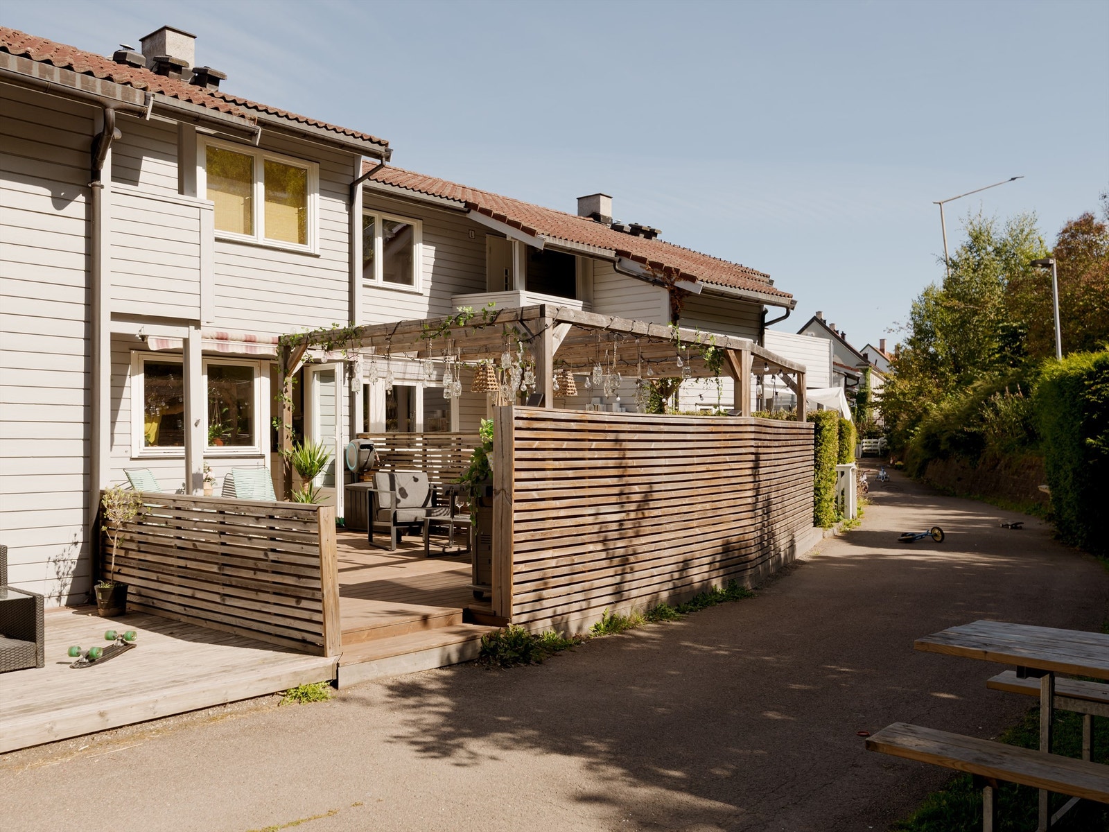 Her bor du i et tilnærmet bilfritt bomiljø, med gangvei like utenfor døra, hvor man fritt kan la ungene løpe rundt og leke med de andre barna i gata, mens du nyter roen og fellesskapet. Galleribilde