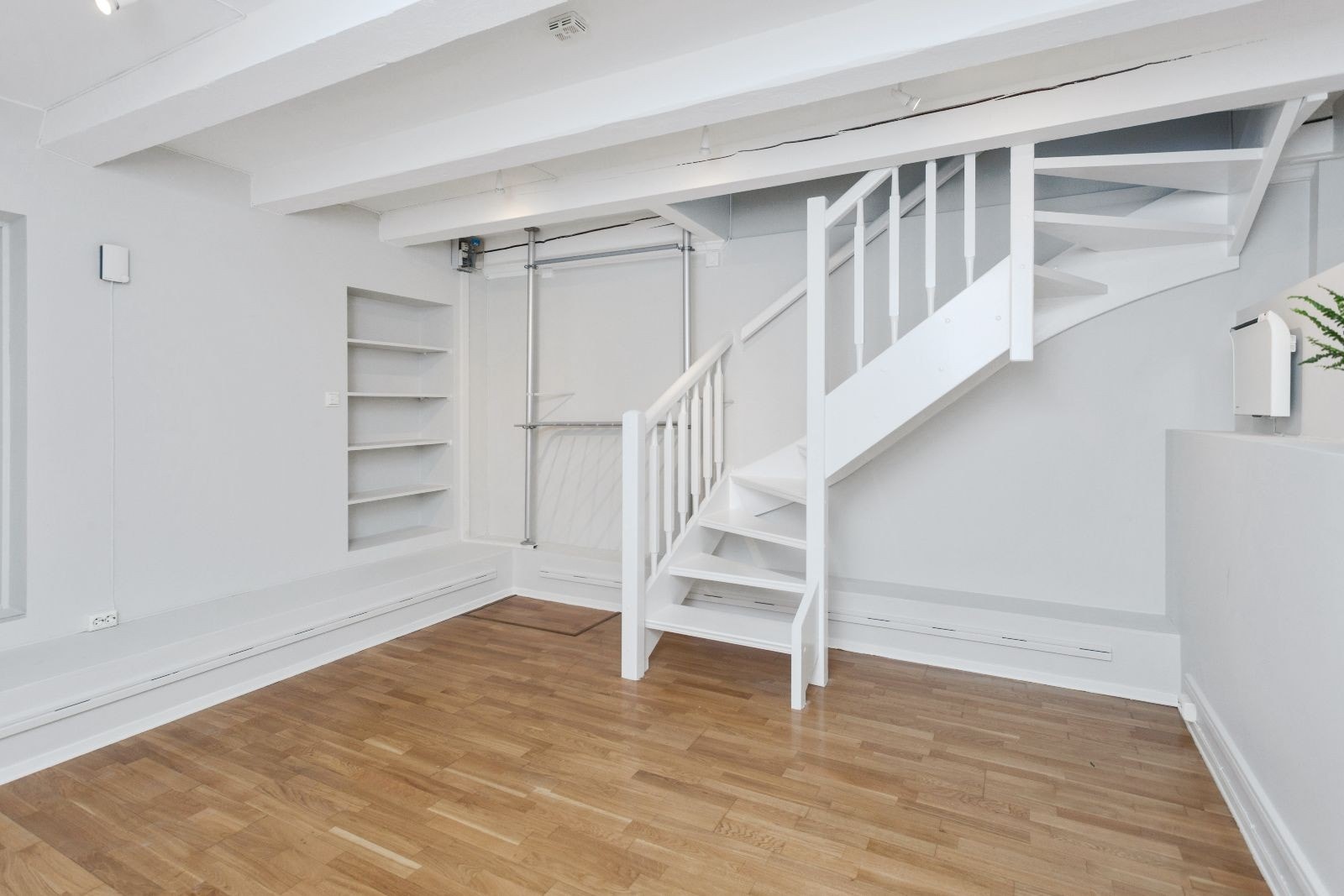 Under etasje med plass til stor seng Galleribilde