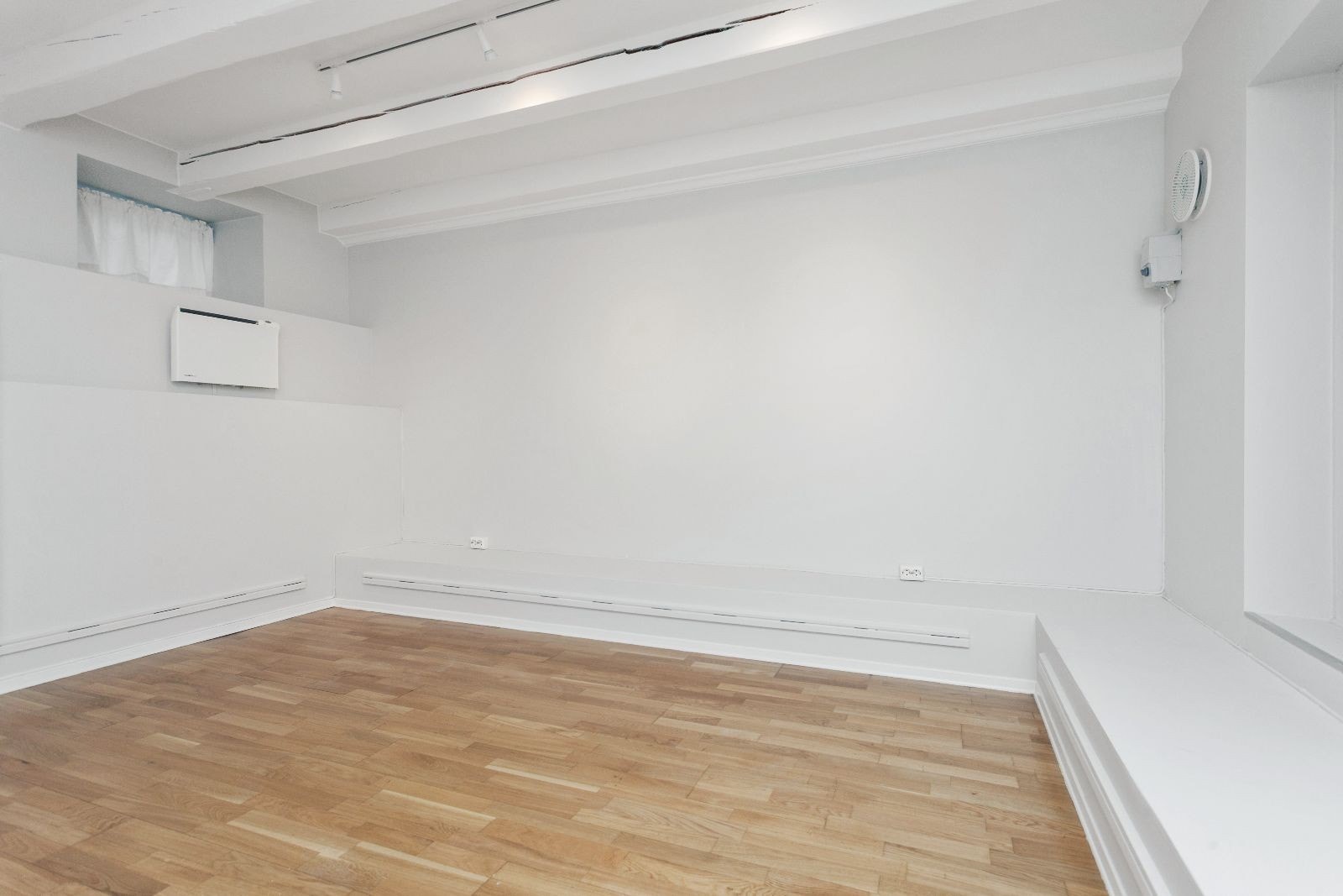 under etasje med plass til stor seng og garderobeskap Galleribilde