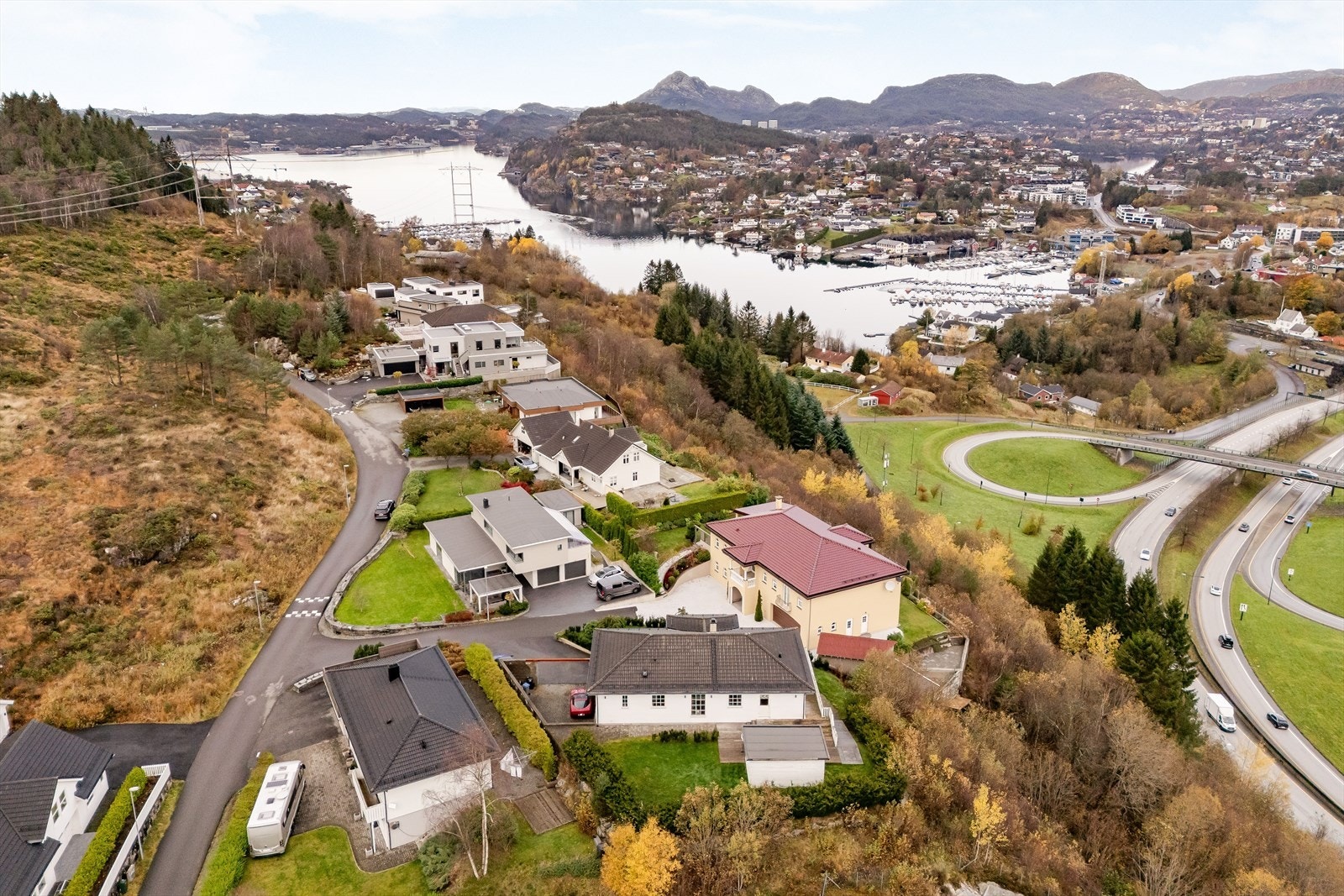 Eiendommen har en perfekt beliggenhet for barnefamilier og nærhet til fasiliteter og store arbeidsplasser Galleribilde