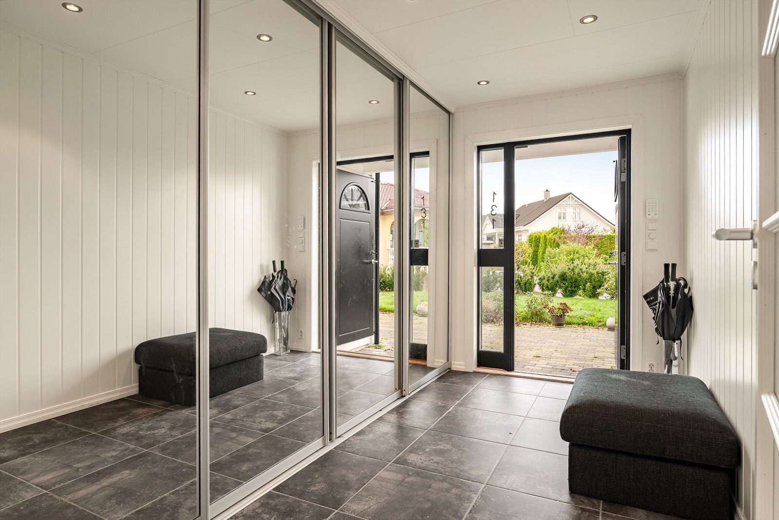 Velkommen inn! | Du blir møtt av en pen gang med stor skyvedørsgarderobe med speil Galleribilde