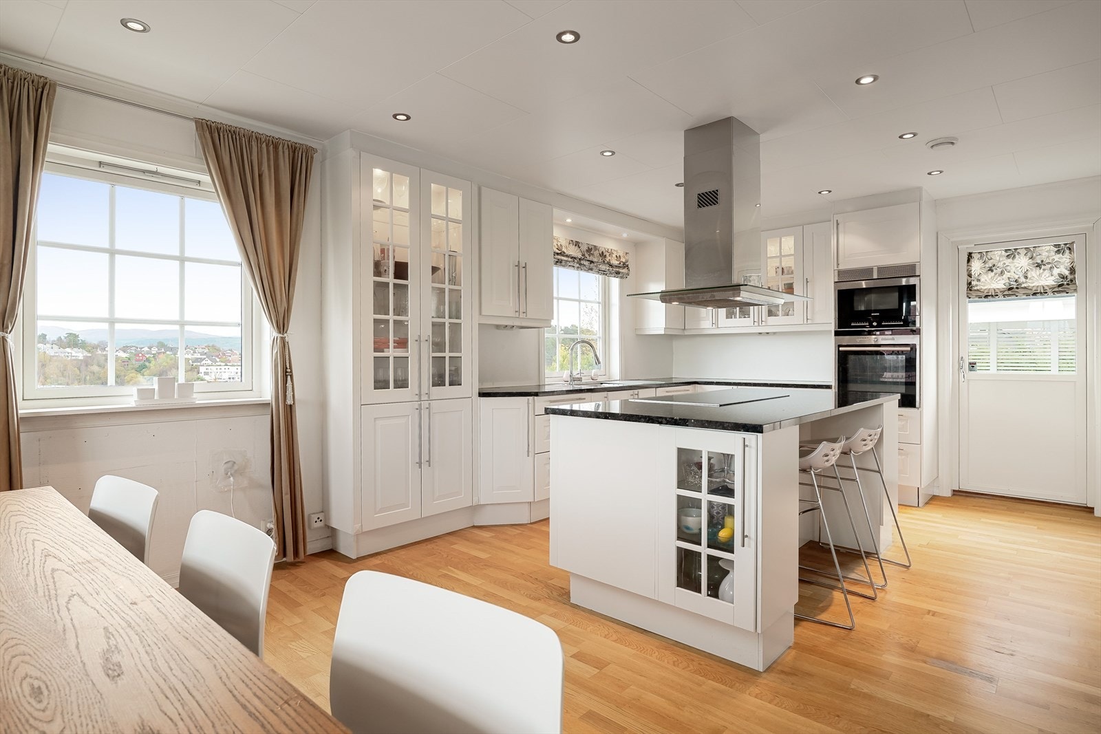 Innholdsrikt kjøkken med utgang til en flott terrasse Galleribilde