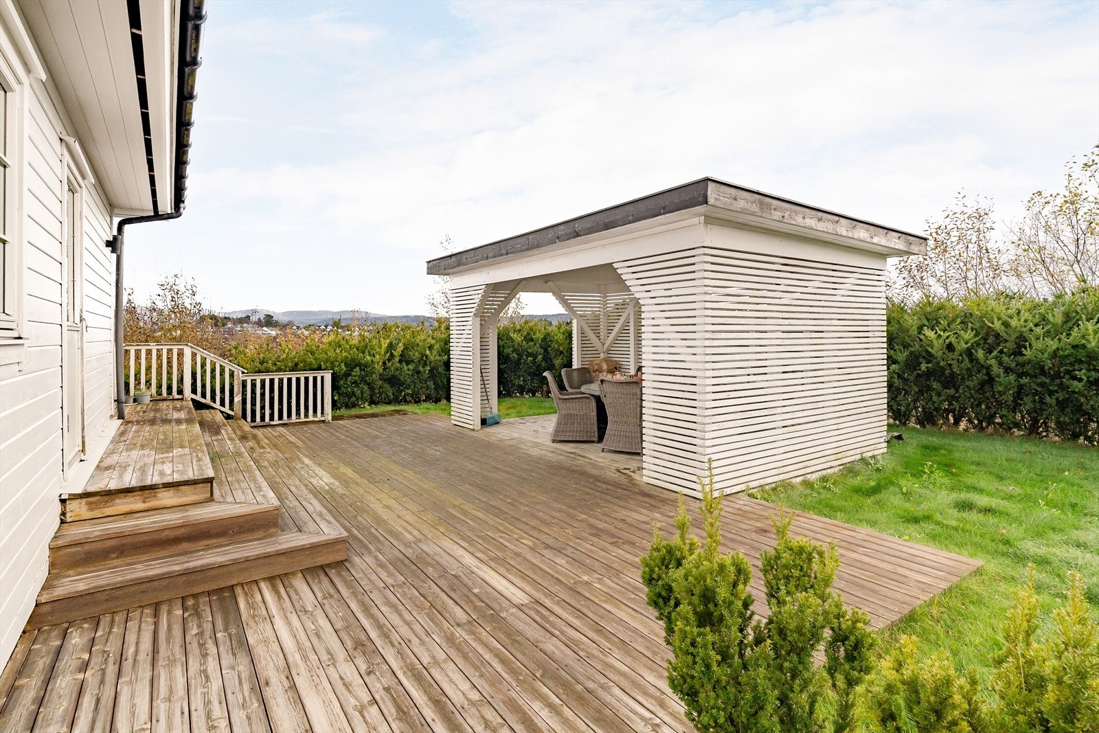 Terrassen inneholder en skjermet uteplass - et ideelt sted for grillmiddager i godt selskap Galleribilde