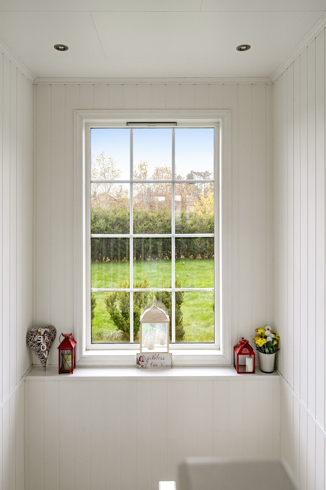 Resterende del av 1. etasjen er utleidel (ikke godkjent) som har en egen inngangsdør Galleribilde