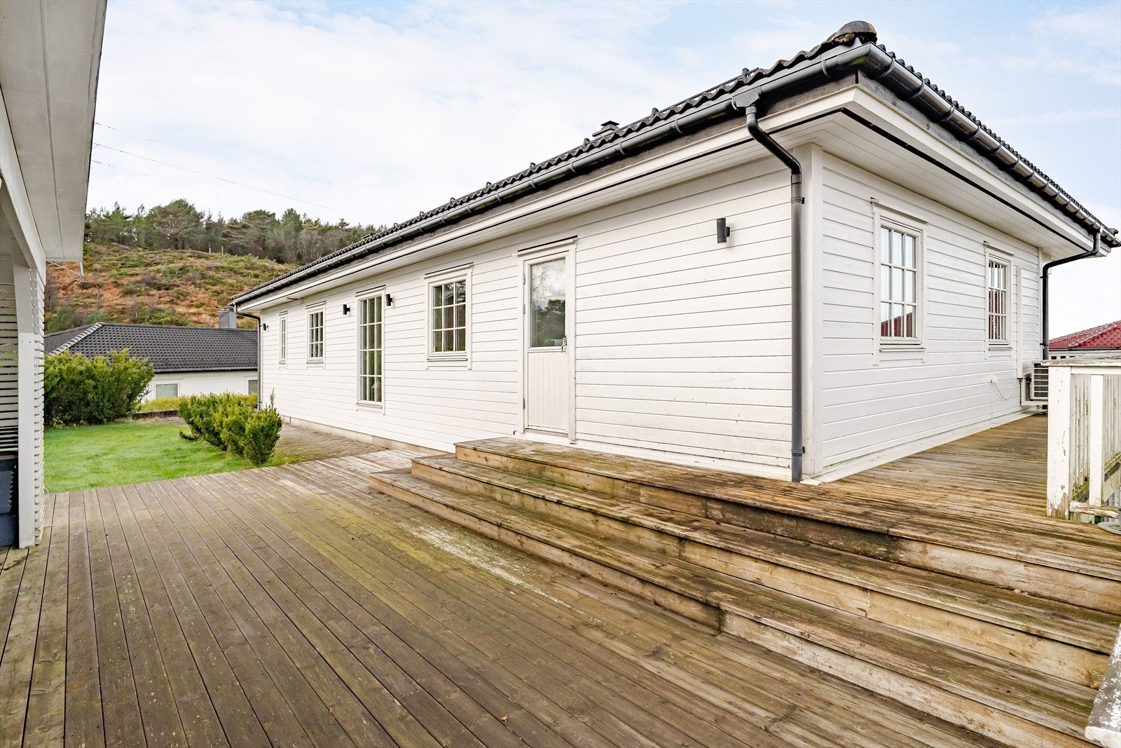 Fra kjøkkenet kommer man rett ut til en romslig terrasse med god plass til utemøbler og grill Galleribilde