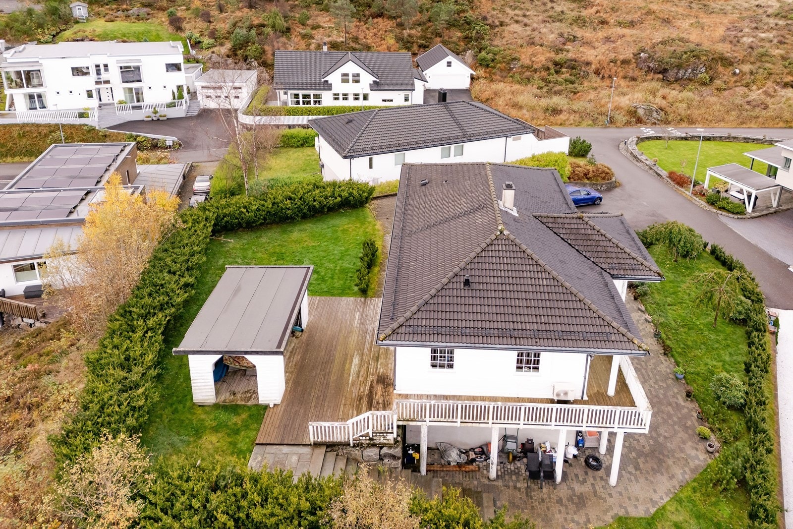 Balkongen er tilkoblet terrassen på andre siden av boligen Galleribilde