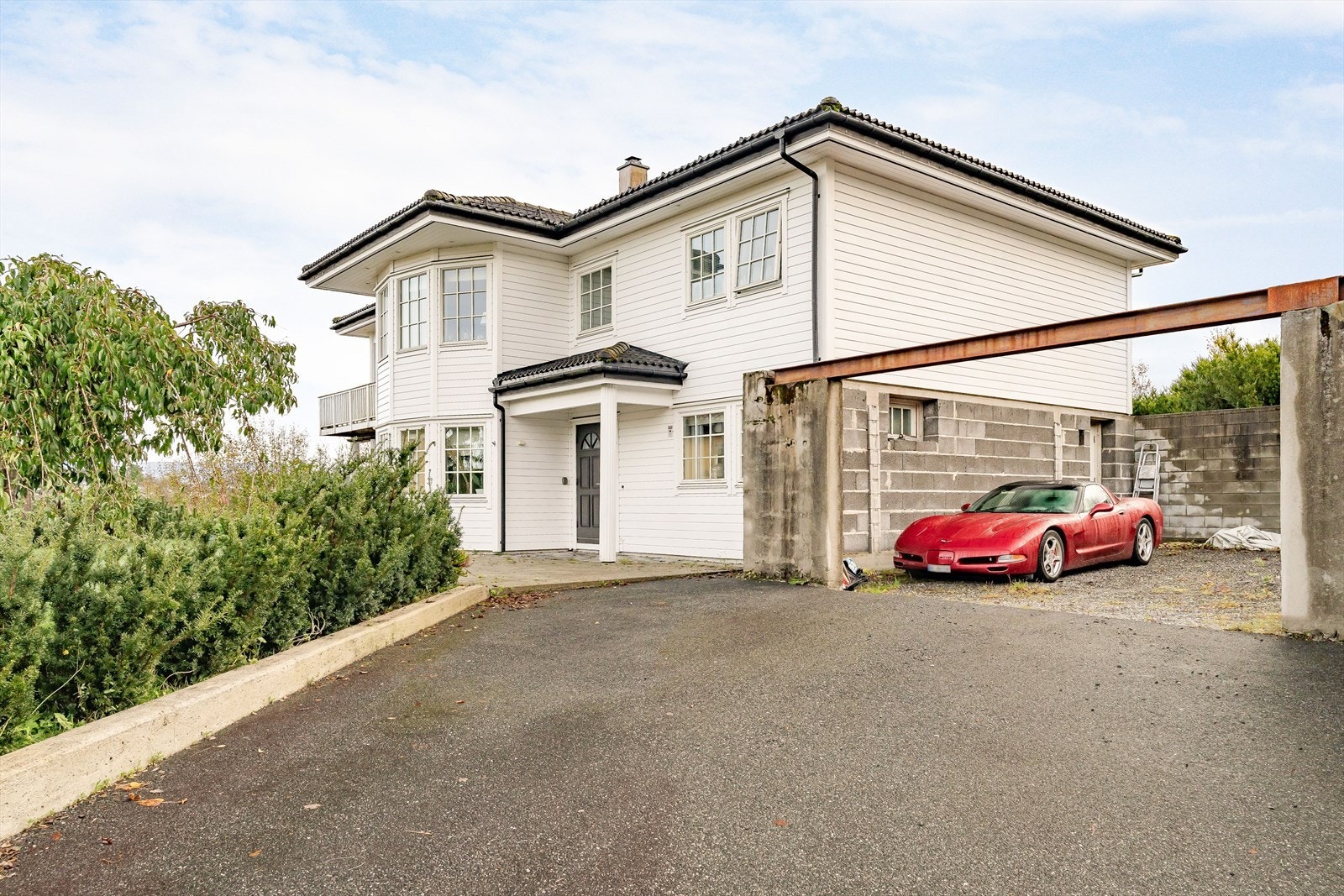 Fra boden i hoveddelen kommer man også ut til en tidligere carport Galleribilde