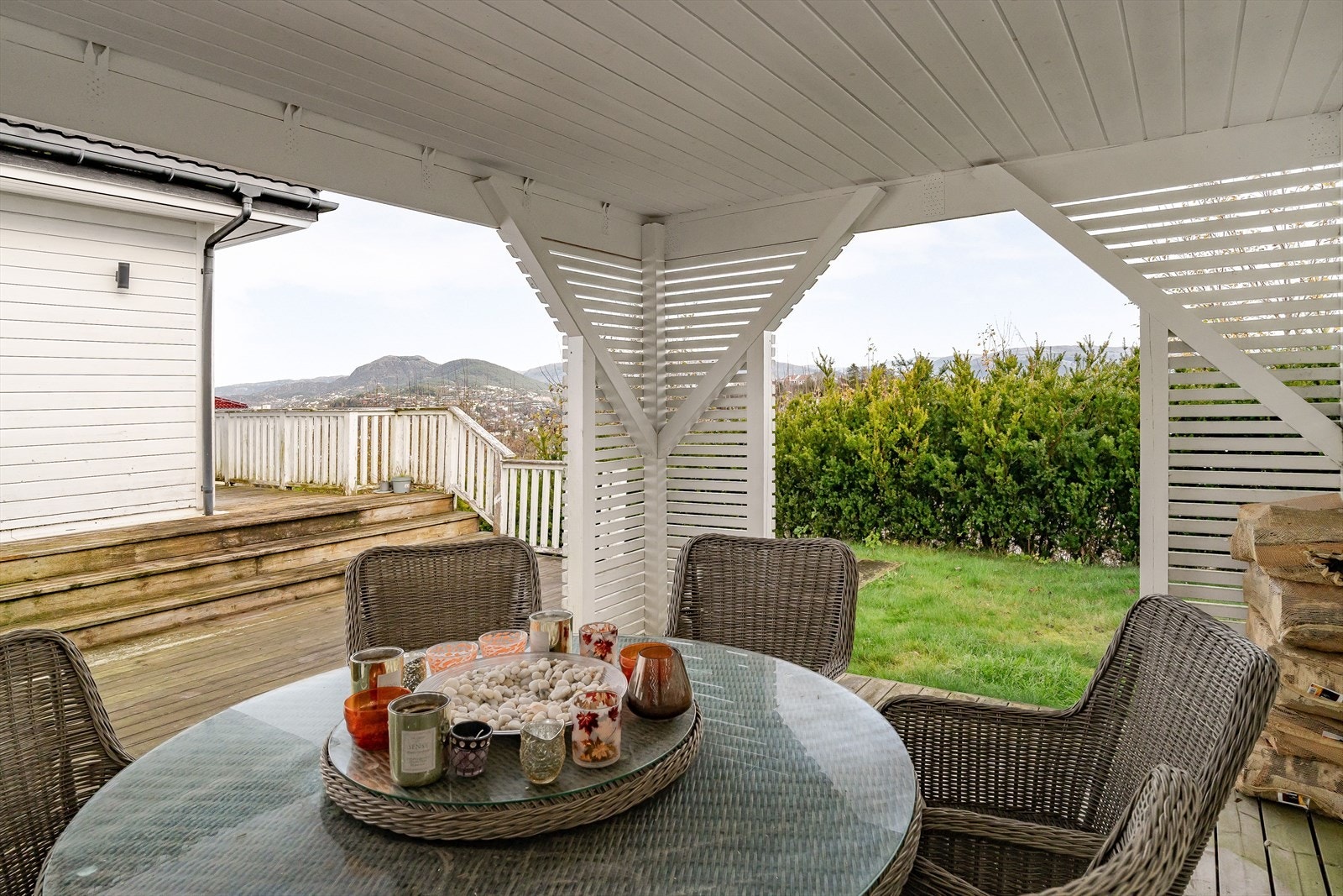 Under pergolaen er det god plass til en sittegruppe for å samle familie og venner Galleribilde