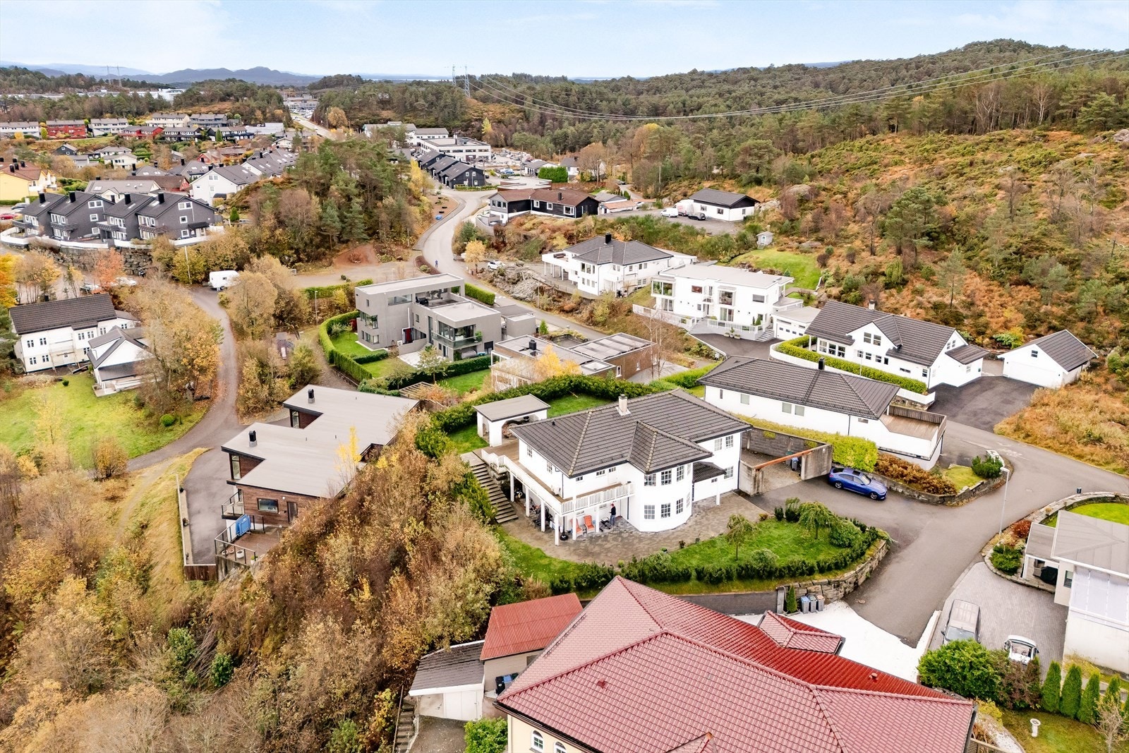 Det er gode turmuligheter i nærområdet med blant annet Storrinden innen umiddelbar nærhet med flere ulike stier. En kort kjøretur unna har man også Smøråsfjellet, Hordnesskogen og Fanafjellet Galleribilde