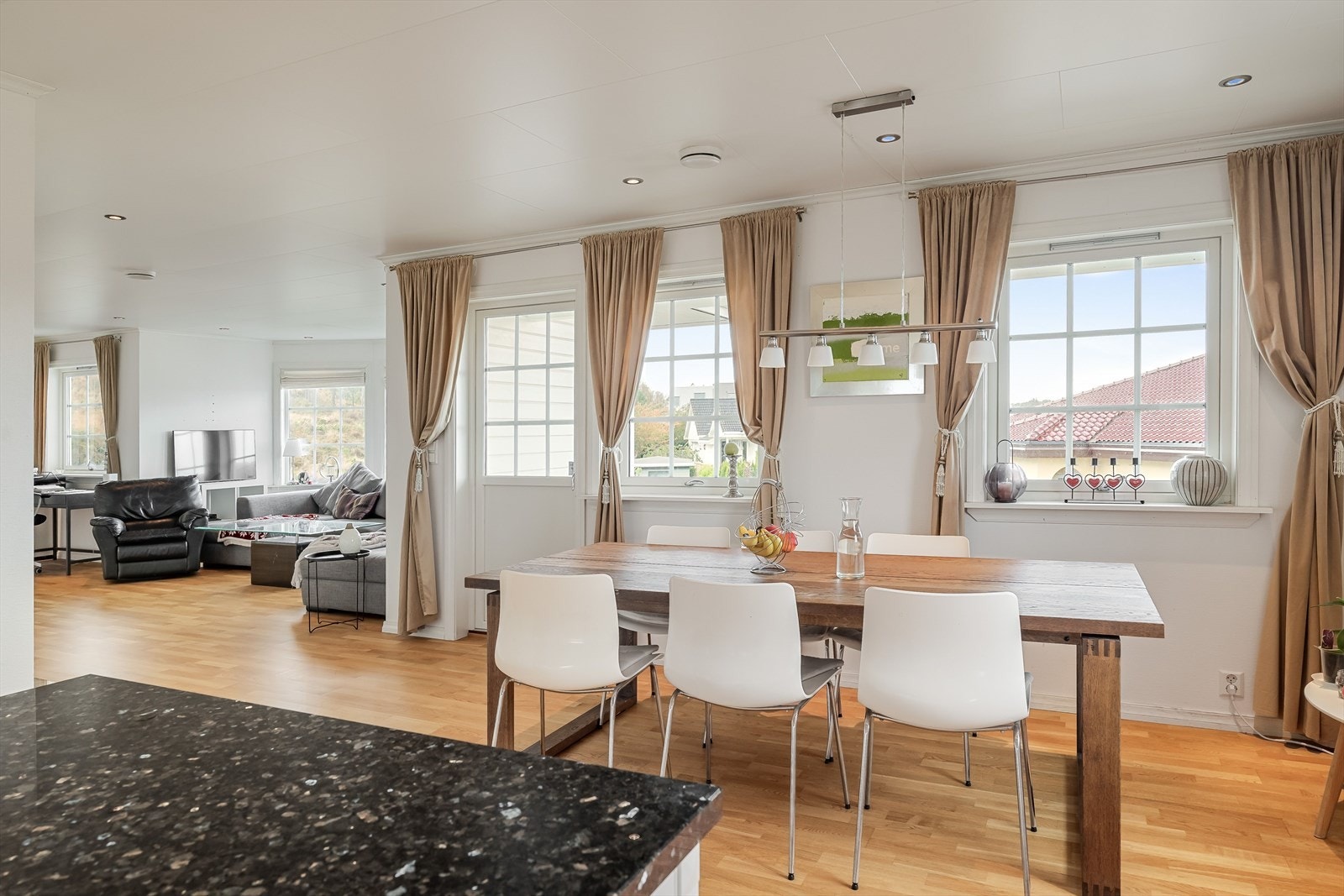 Stuen har en fin utforming som gjør det enkelt å innrede i ulike soner | Utgang til balkong fra spisestuen Galleribilde