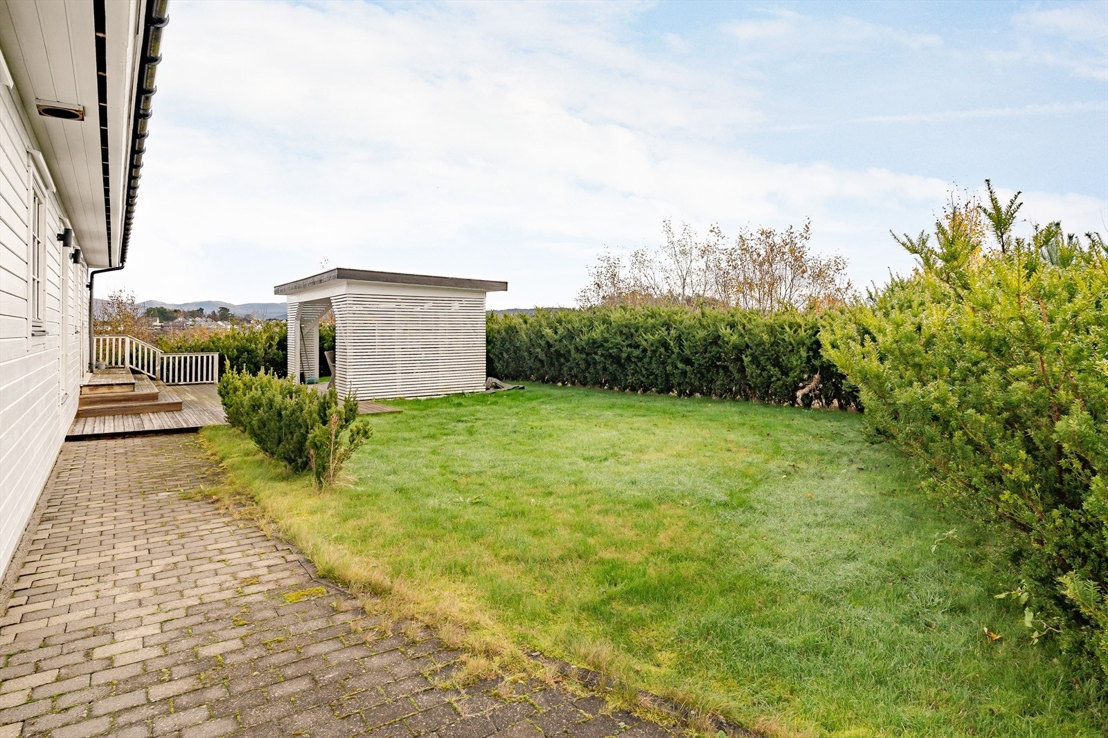 Hagen er lettstelt og omkranset av hekk som gir god skjerming Galleribilde