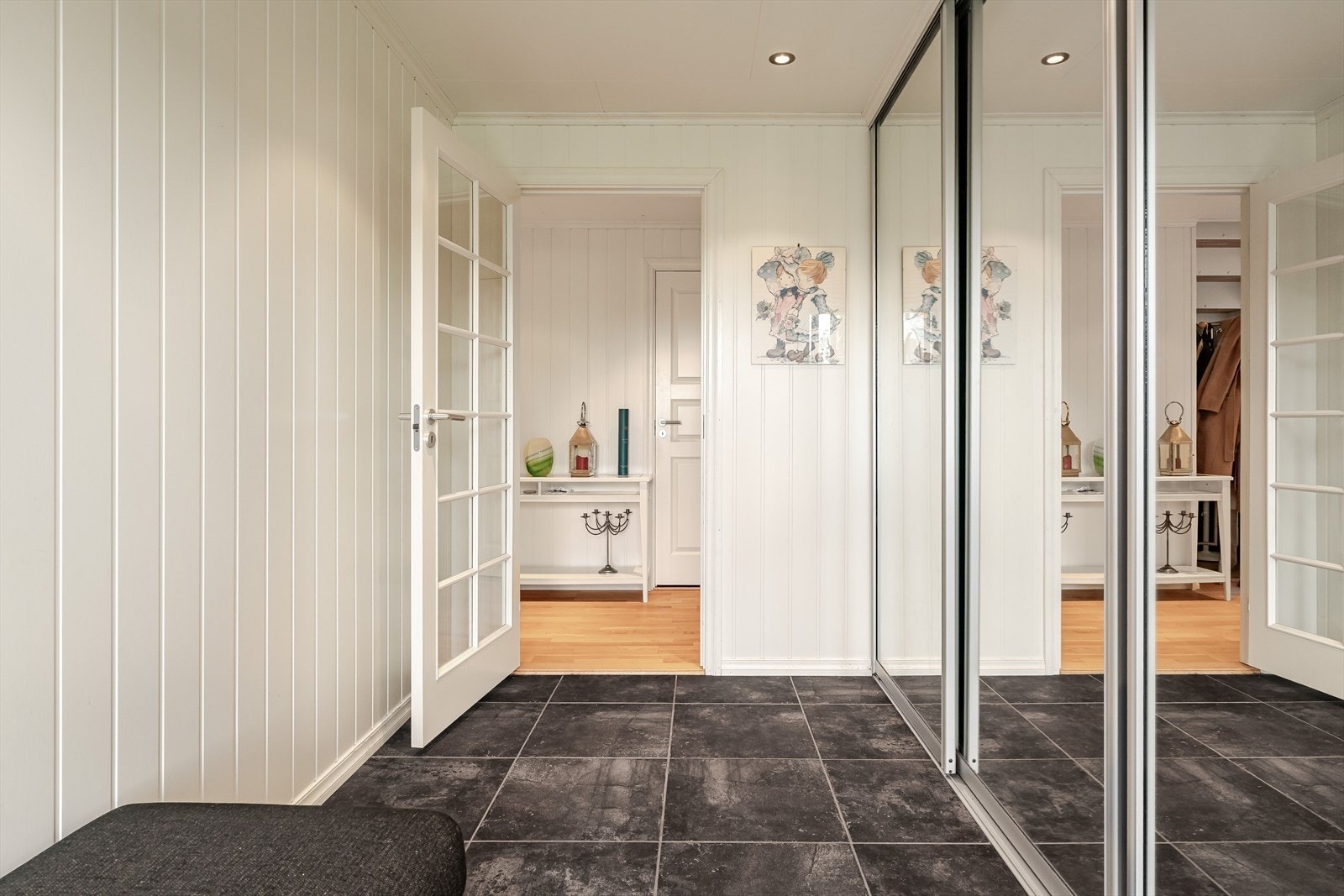 Fra gangen går man opp en trapp til hovedetasjen | I denne etasjen finner man også et soverom, vaskerom og bod Galleribilde