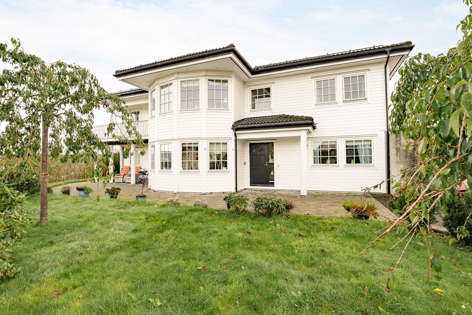 Denne flotte boligen kommer også med en utleidel som gir estimerte inntekter på 15.000 kr/mnd Galleribilde