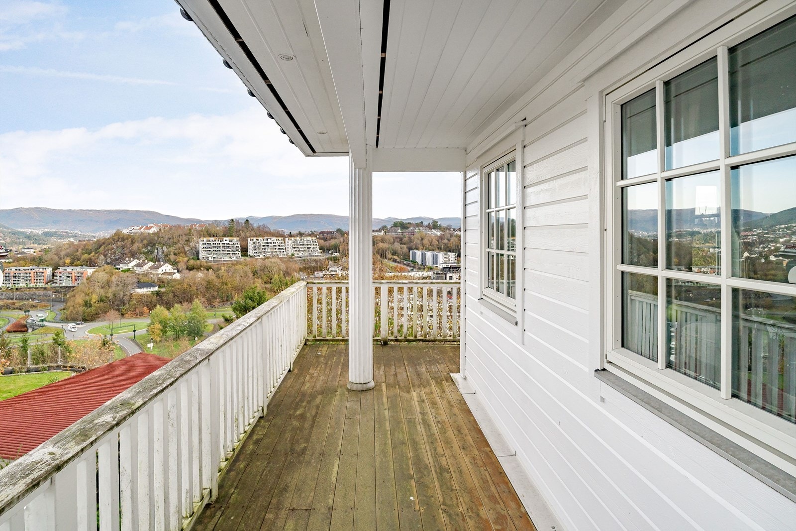Solrik og romslig balkong med mye utsyn over grønne omgivelser | Et perfekt sted for morgenkaffen eller rolige kvelder Galleribilde