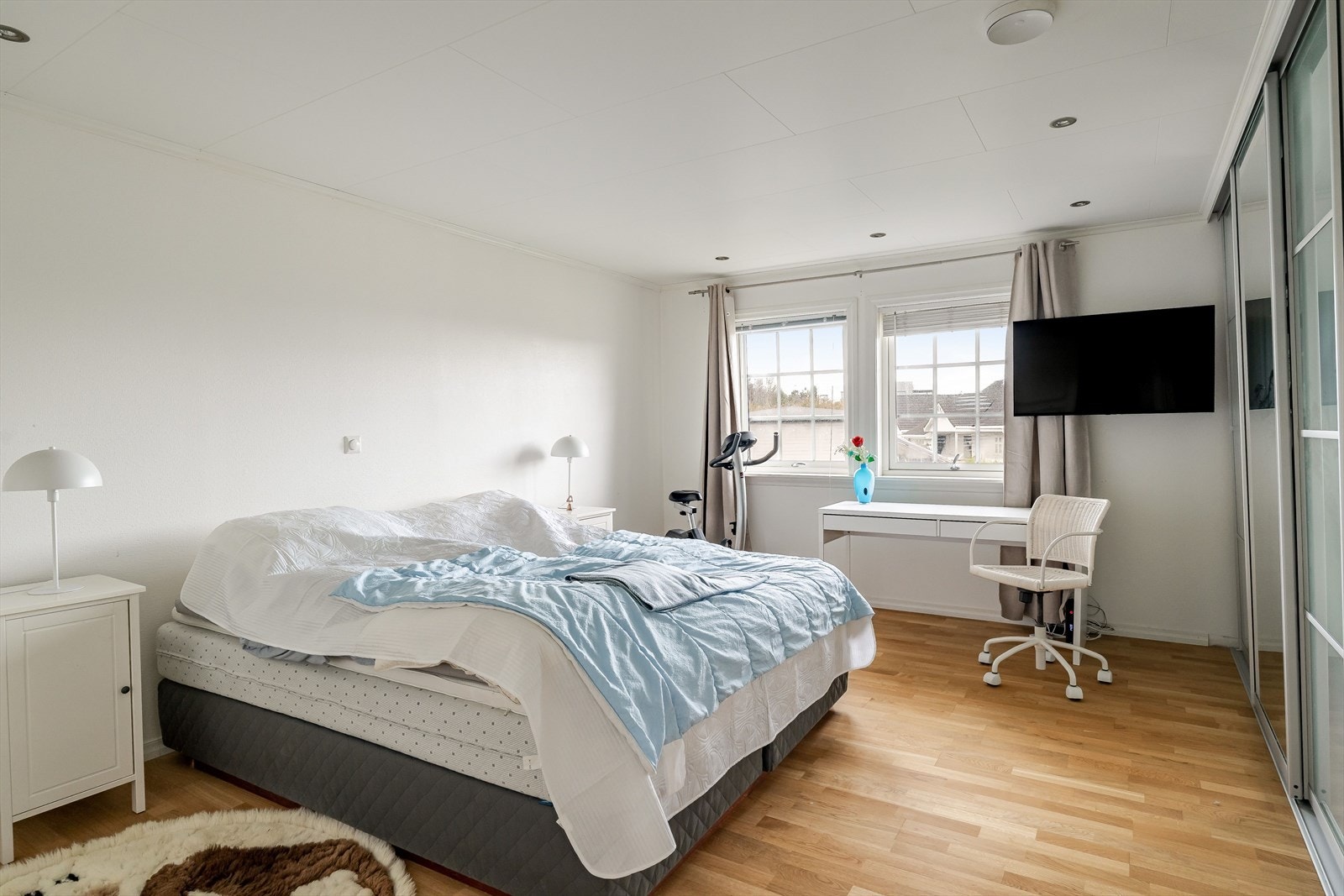 Lyst og luftig hovedsoverom med gode oppbevaringsmuligheter Galleribilde