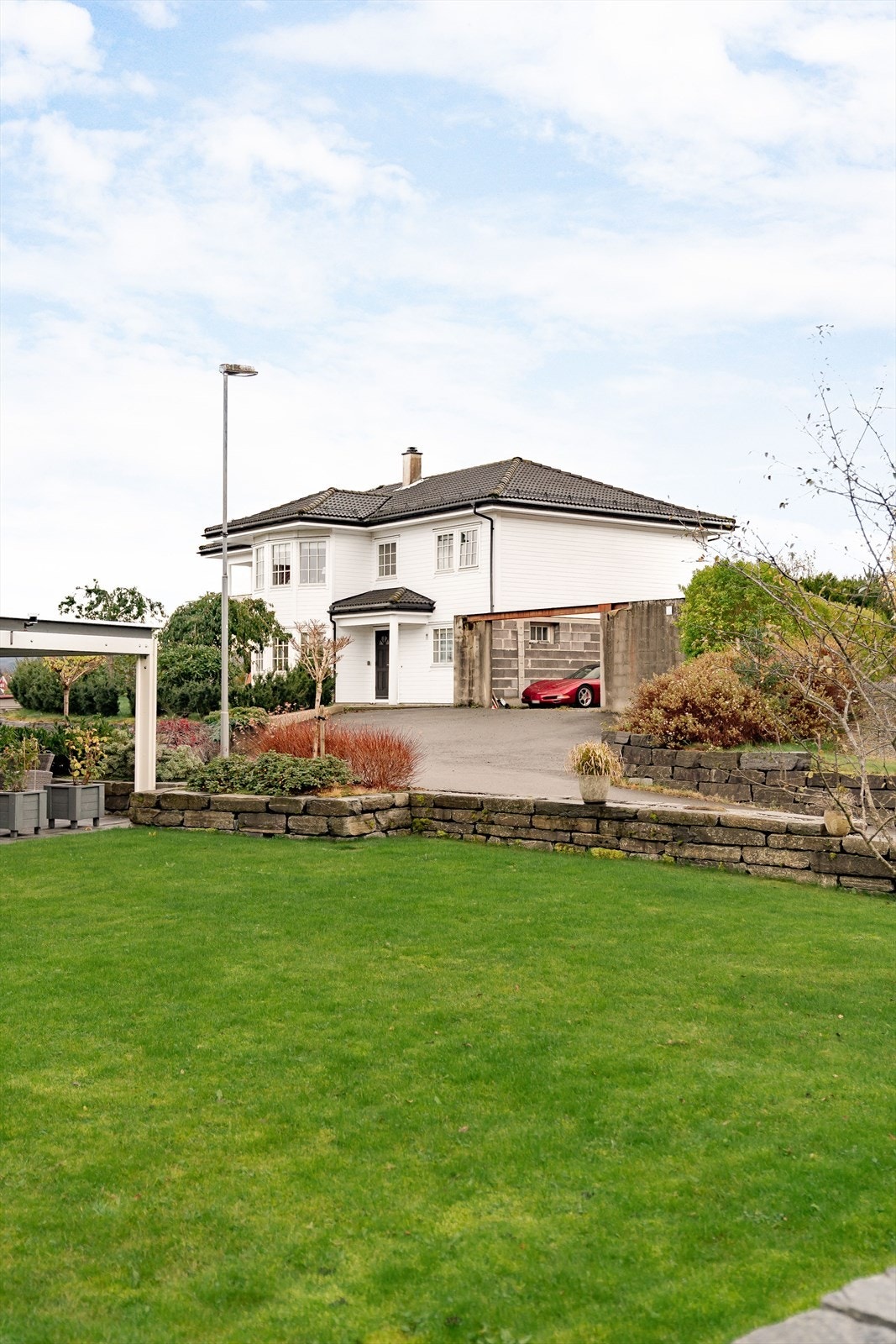 Boligen og hagen gir et veldig godt førsteinntrykk Galleribilde