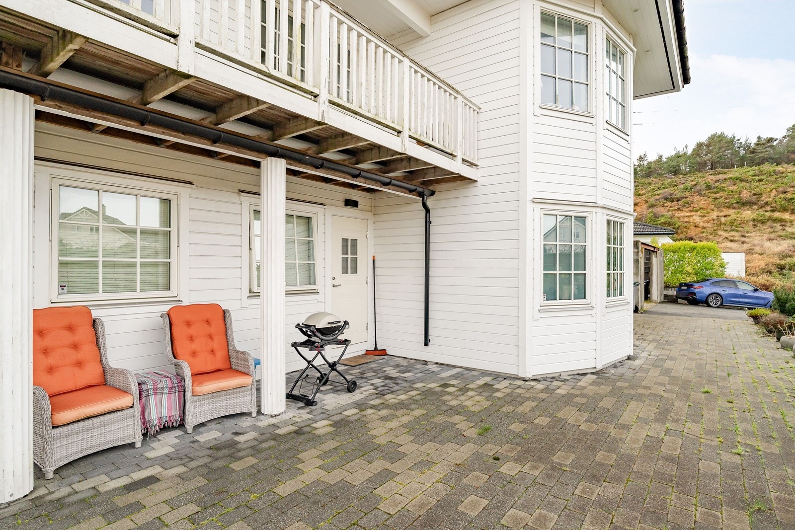 Utleiedelen har egen inngang og en hyggelig uteplass Galleribilde