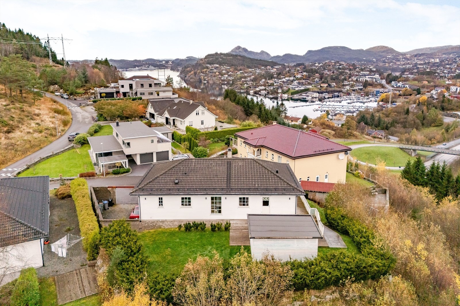 Nærmeste dagligvarbutikk er Rema 1000 Søreide som ligger en kort spasertur unna Galleribilde