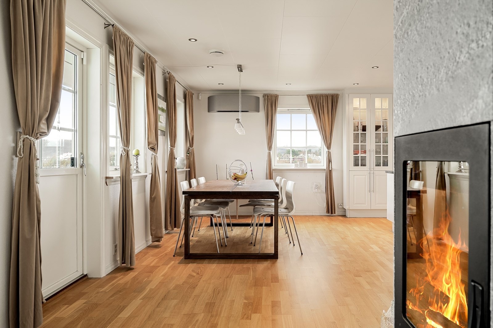 Stilren peisovn som skaper en lun og fin atmosfære på de kalde vinterdagene Galleribilde