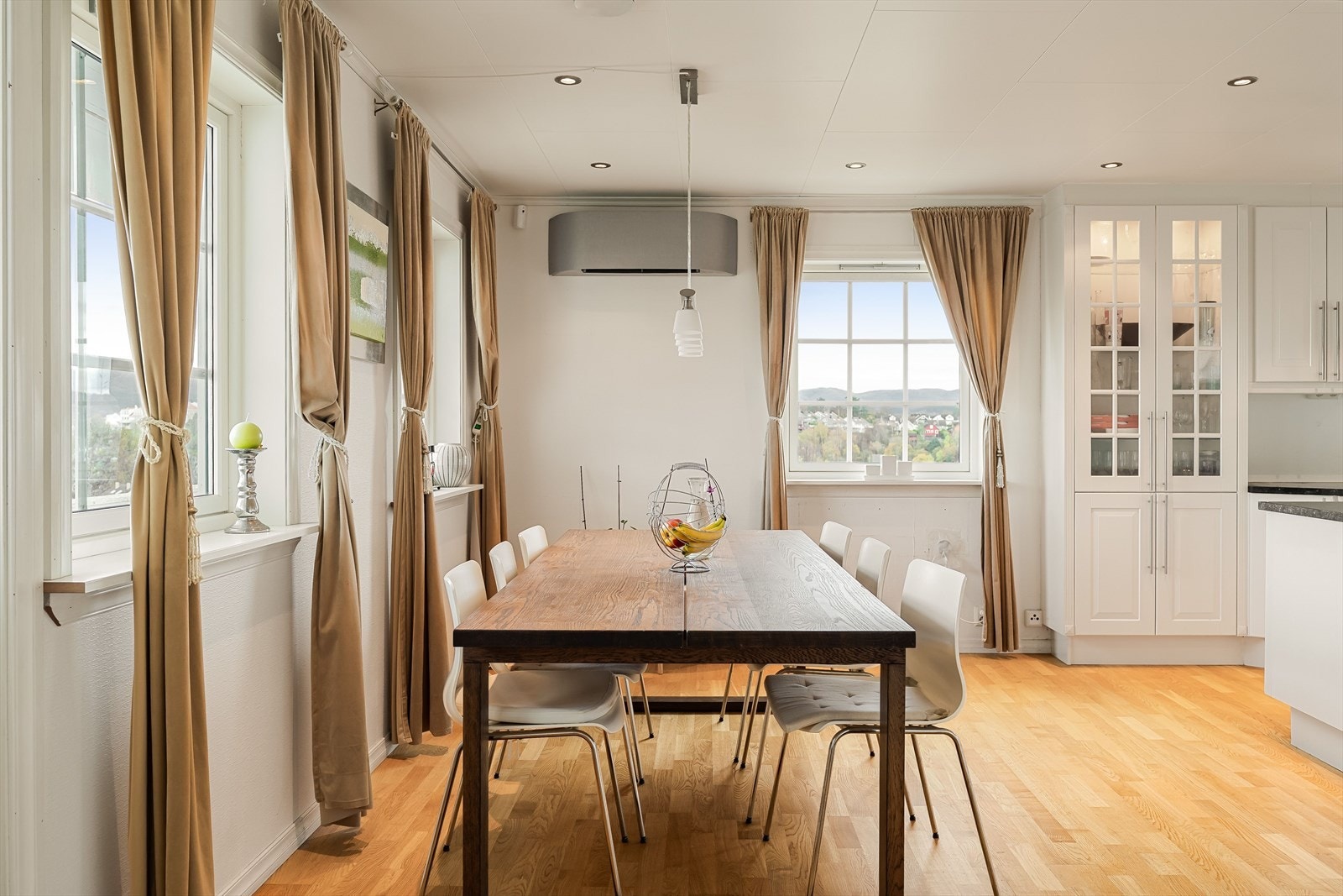 God plass til innredning av stor spisegruppe Galleribilde