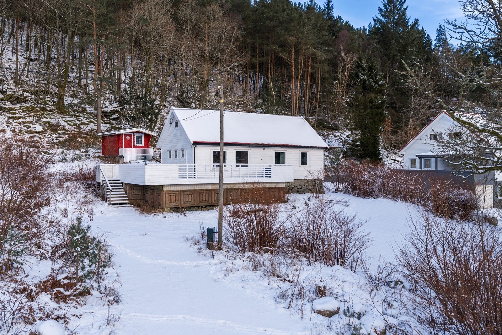 Innholdsrik fritidseiendom med hytte, redskapsbod og lekehytte Galleribilde