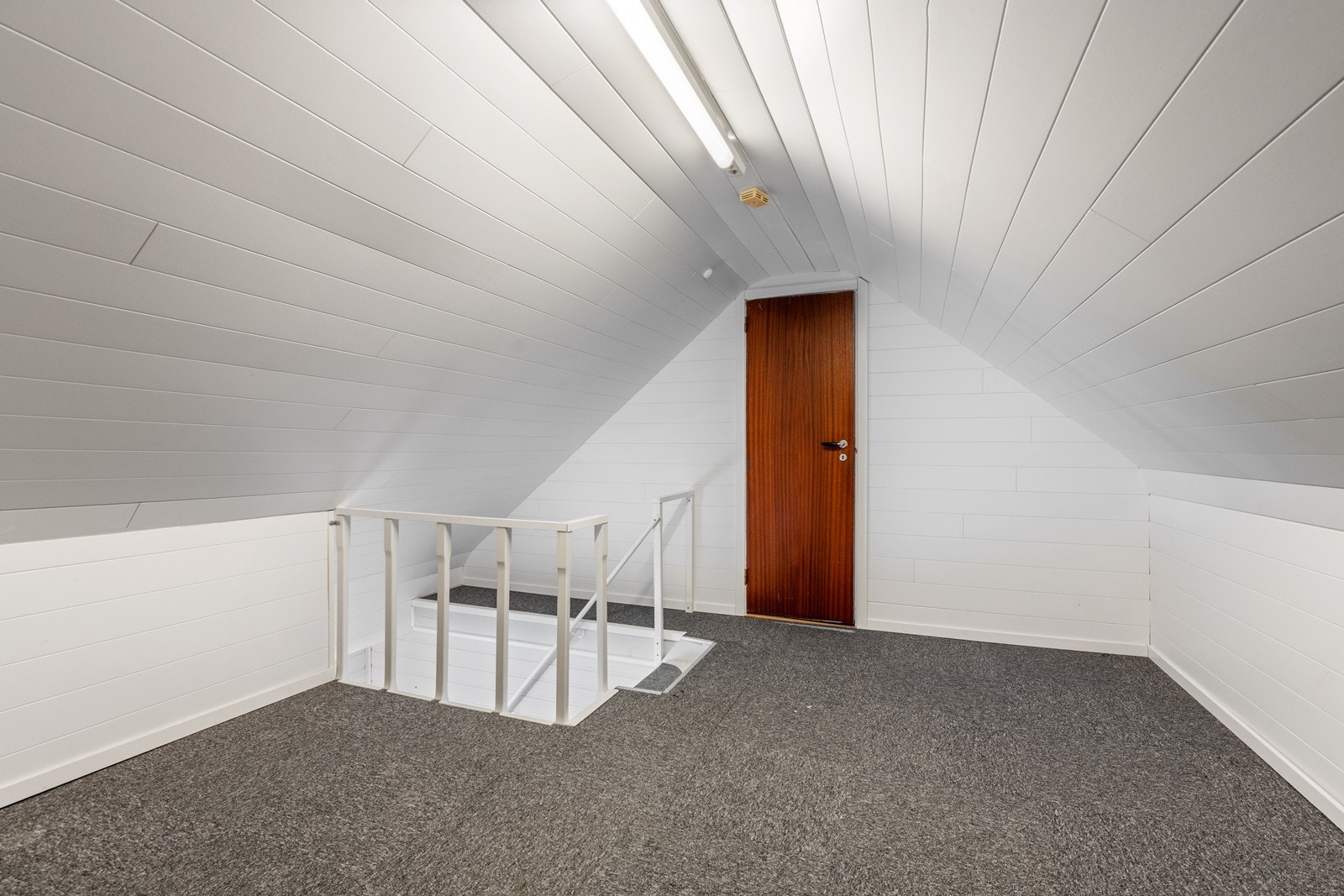 Loftstue med gode møbleringsmuligheter Galleribilde