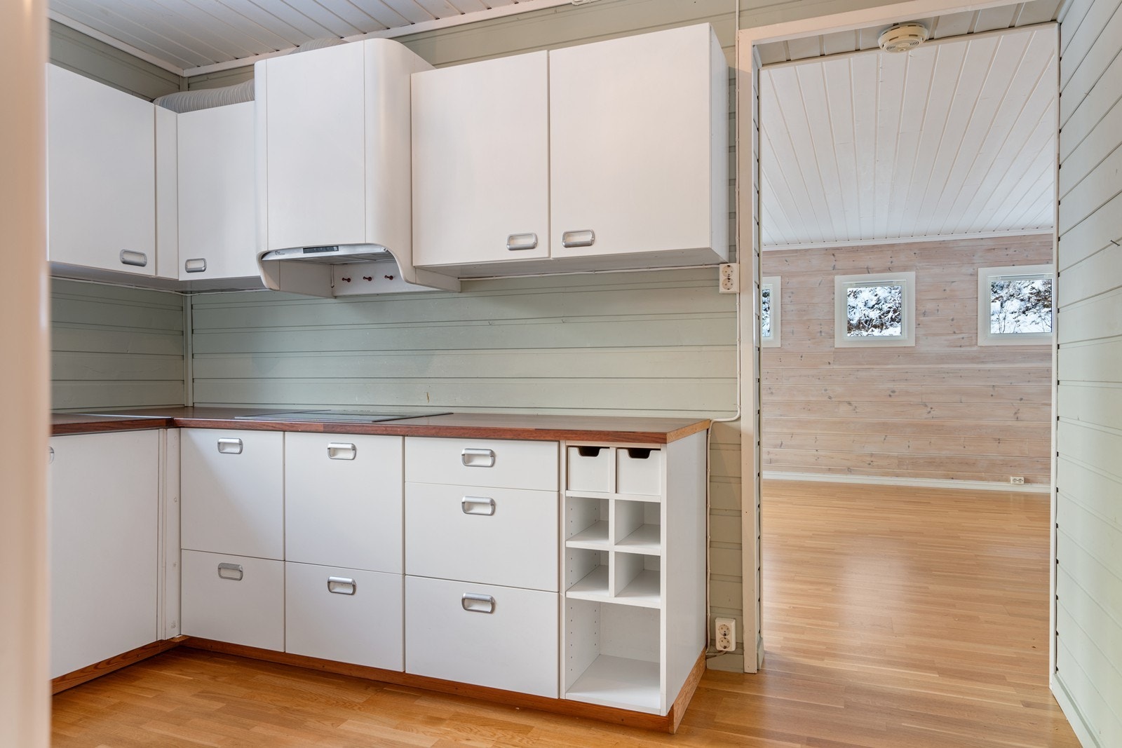 Svært god skap- og benkeplass Galleribilde