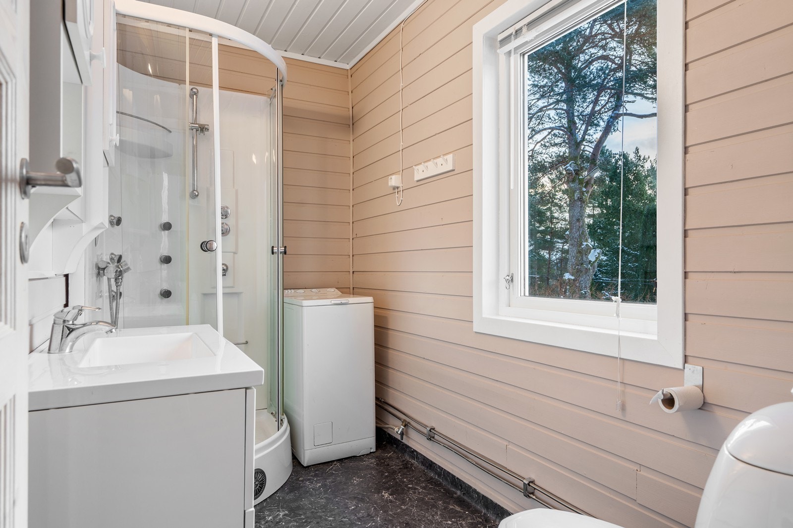 Bad med dusjkabinett, servant, toalett og opplegg for vaskemaskin Galleribilde
