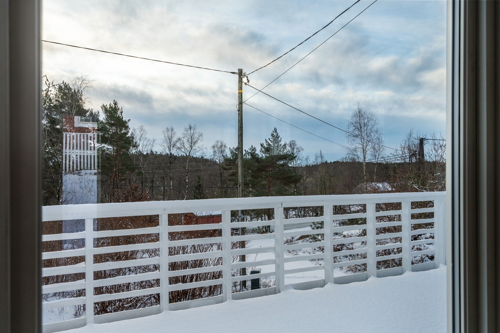 Utsikt ut på sørvestvendt terrasse med gode solforhold Galleribilde