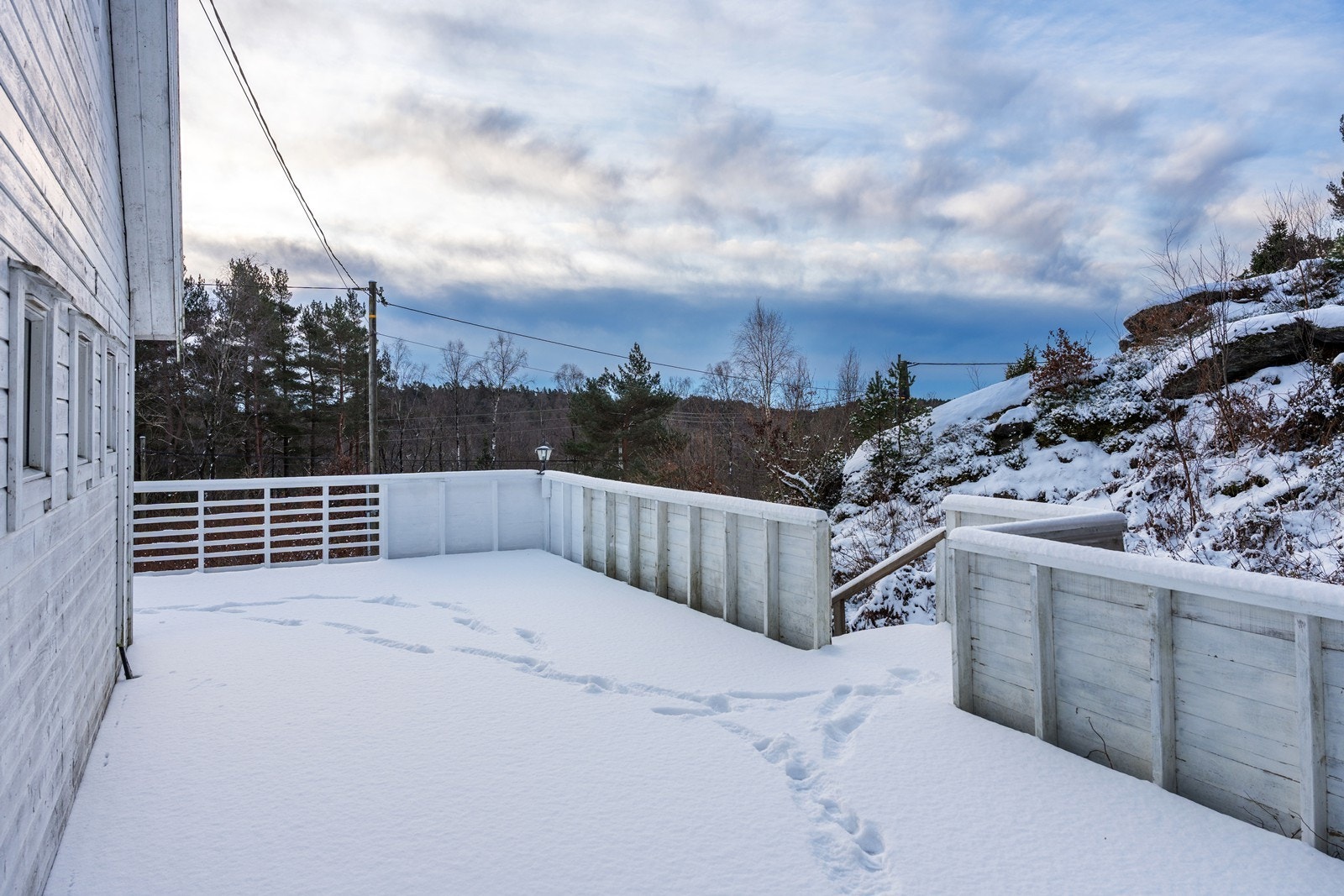 Stor sørvestvendt terrasse med gode møbleringsmuligher og gode solforhold Galleribilde