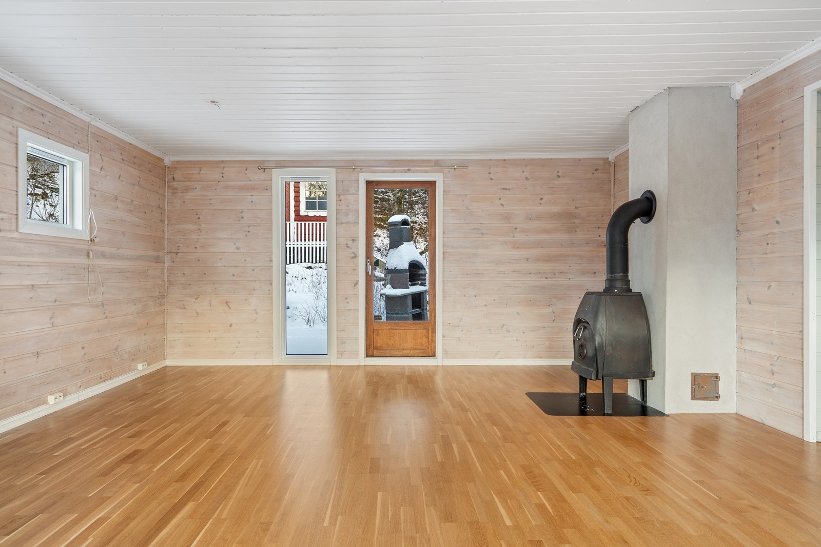 Varmepumpe og vedovn står for oppvarming Galleribilde