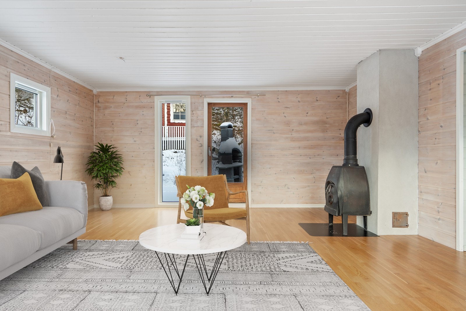 Lys og trivelig fritidsbolig med behandlet panel og eikeparkett på gulv. Galleribilde