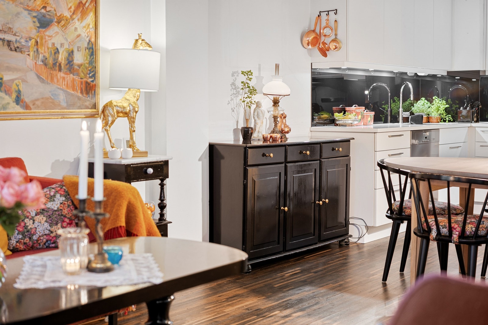 Stuen er møbleringsvennlig med plass til øvrige møblement. Galleribilde