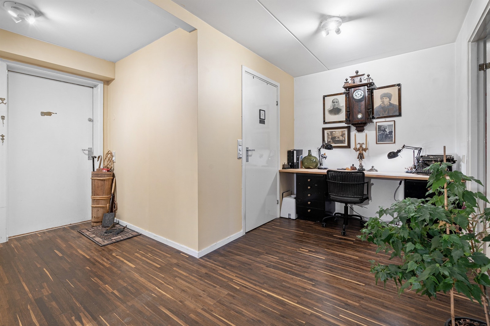 Mellom baderom og soverom er det plass til kontorpult eller annen møblering, alt etter behov. Galleribilde