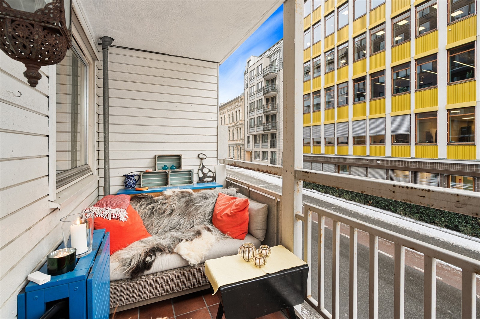 Fra stuen har du utgang til en overbygd og flislagt balkong på 6 kvm. Galleribilde