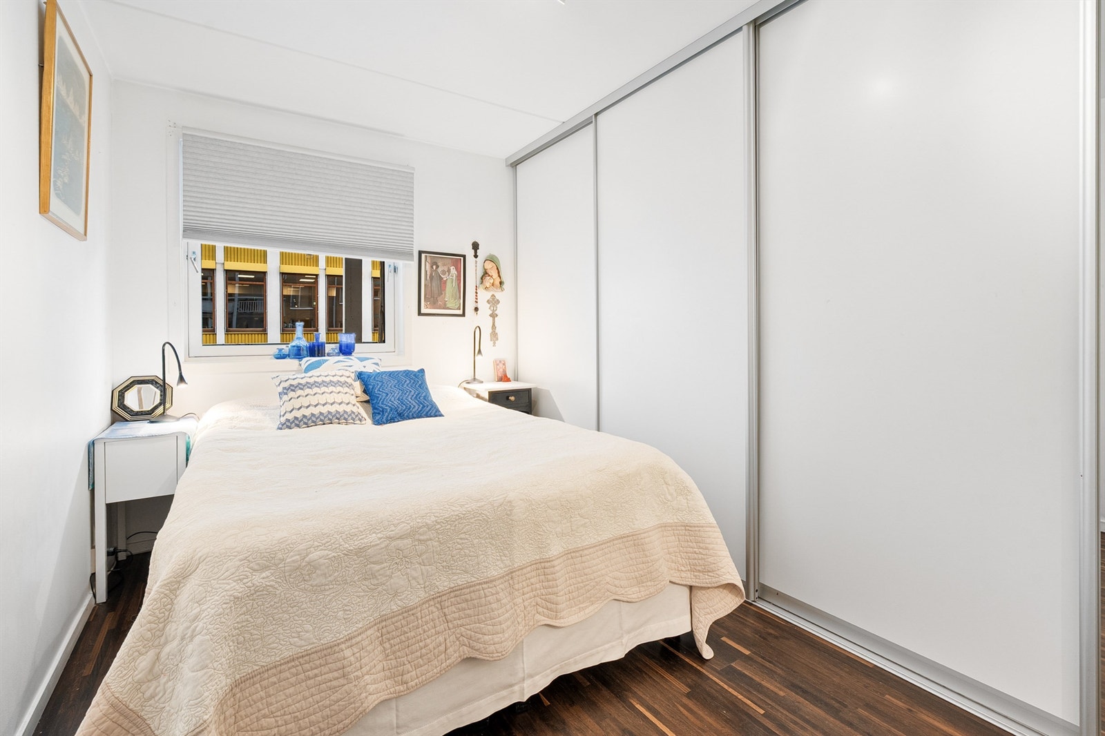 Soverommet er romslig og har plass til dobbeltseng, nattbord og kommode. Praktisk skyvedørsgarderobe som gir rikelig med oppbevaringsplass. Galleribilde