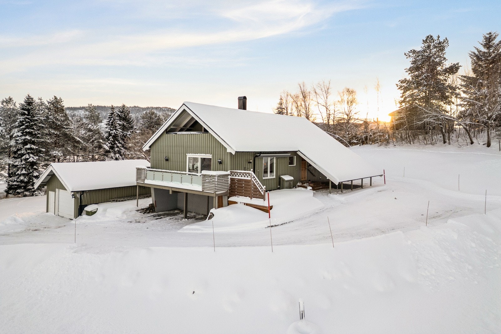 Tomta måler 1056 kvm og er bebygd med en romslig enebolig (252 kvm) og frittstående garasje. Galleribilde