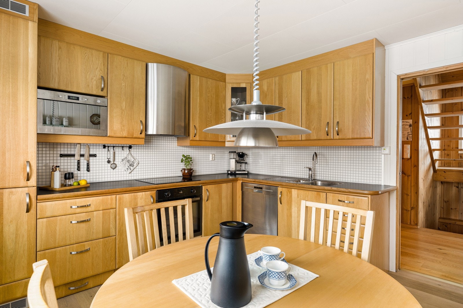 Kjøkkenet er fra 2011, er levert av Drømmekjøkkenet og byr på rikelig med skap- og benkeplass. Galleribilde