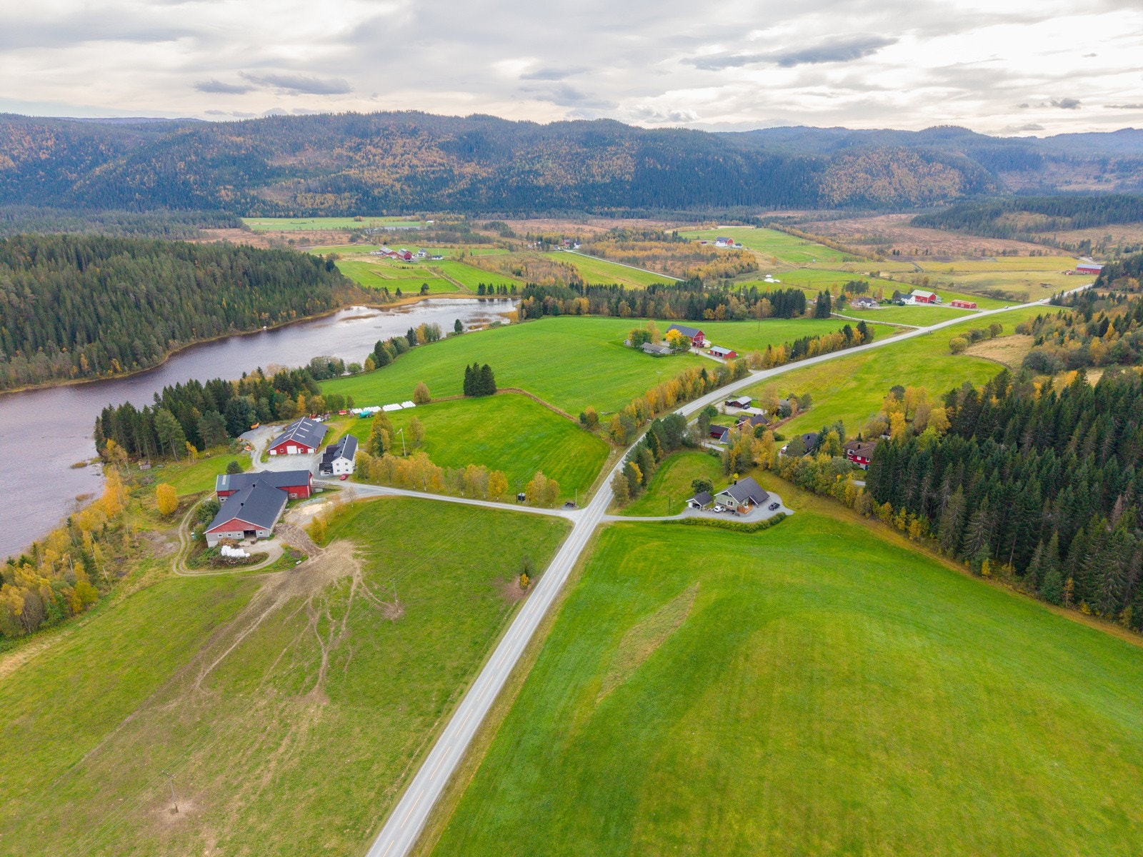 Det finnes også flere gode fiske- og badevann i nærområdet. Galleribilde