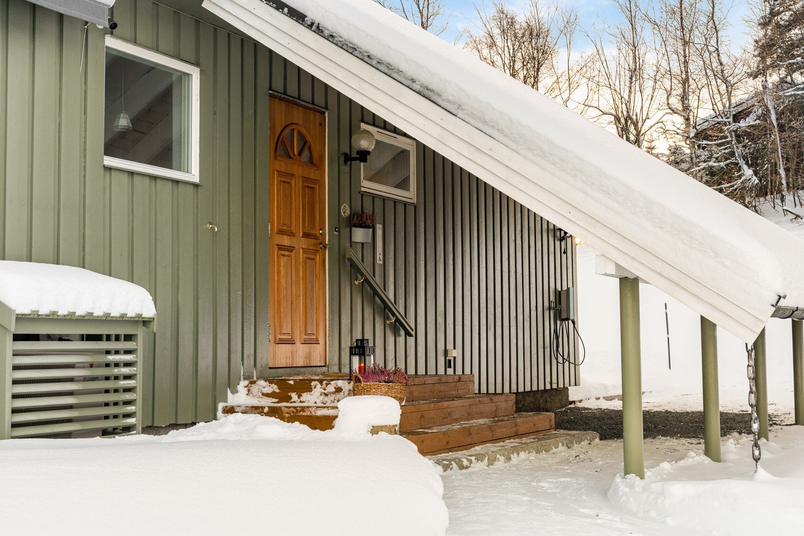 Boligen ble bygget i 1984 og har kun hatt én eier. Den passer perfekt for barnefamilier som ønsker godt med boltreplass uten at fasilitetene blir for langt unna. Galleribilde