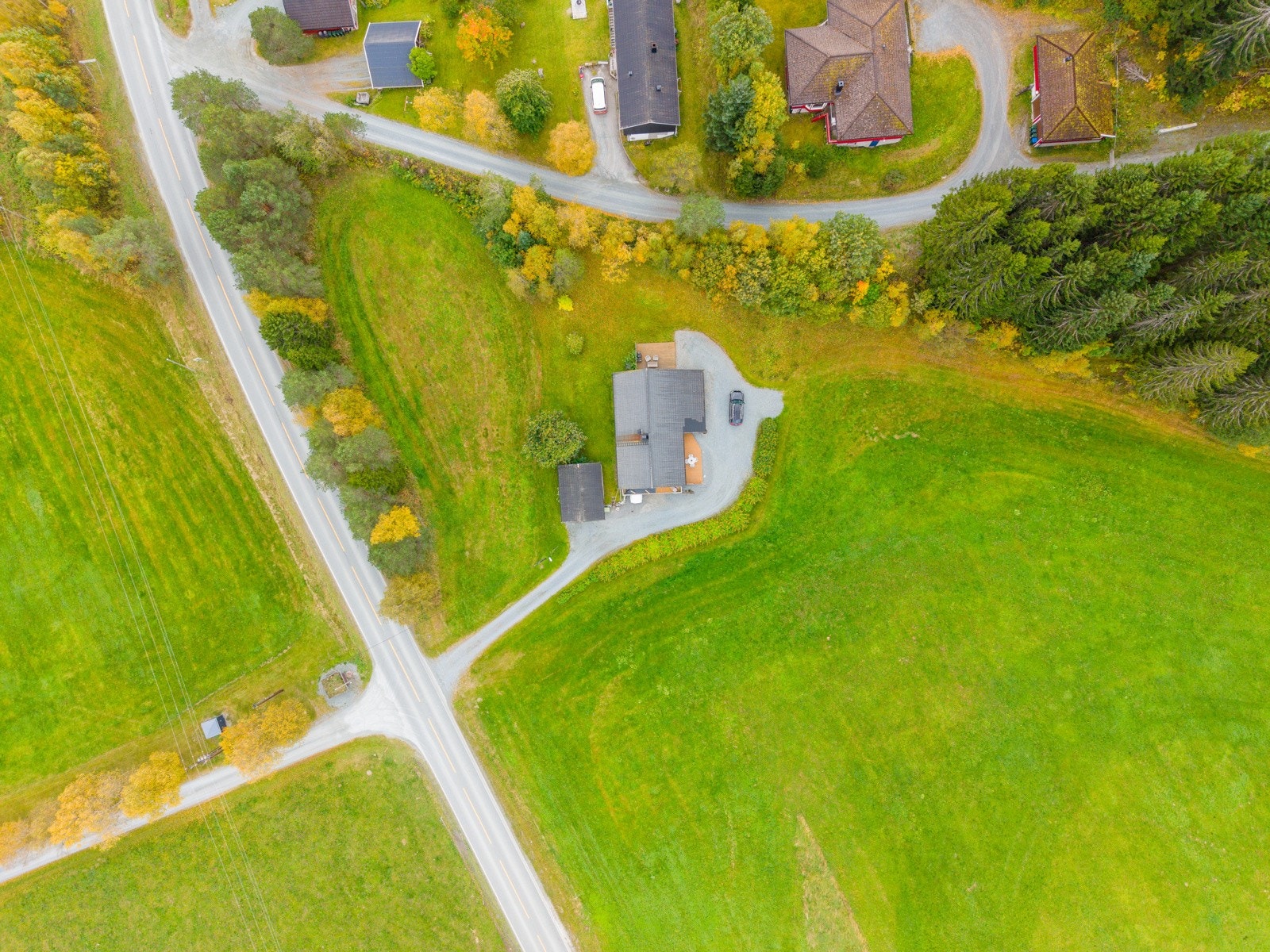 Eiendommen er flott opparbeidet og byr i tillegg til garasjeparkering også på gårdsplass med flere biloppstillingsplasser og billader for elbil på husveggen. Galleribilde