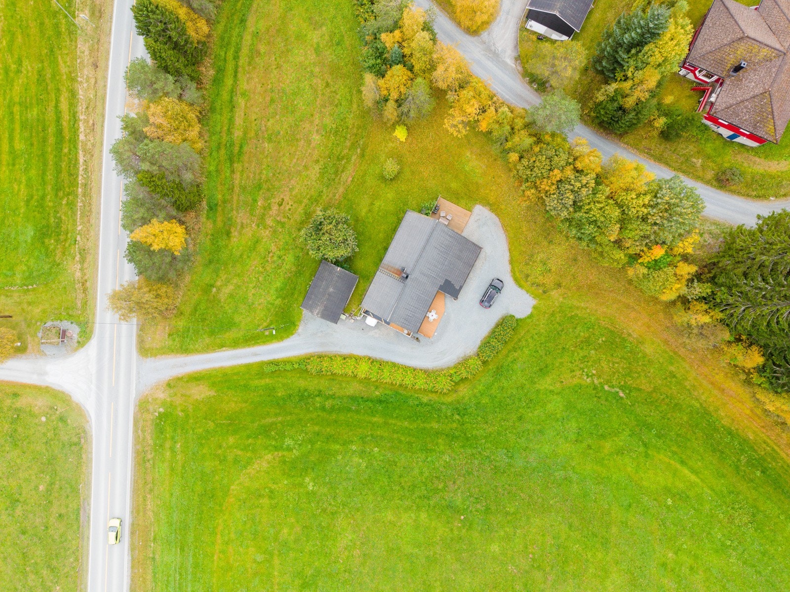 Nytt dekra tak fra 2008. Boligen og eiendommen forøvrig fremstår med en god vedlikeholdshistorikk og standard. Se vedlagt historikk og tilstandsrapport fra takstmann. Galleribilde