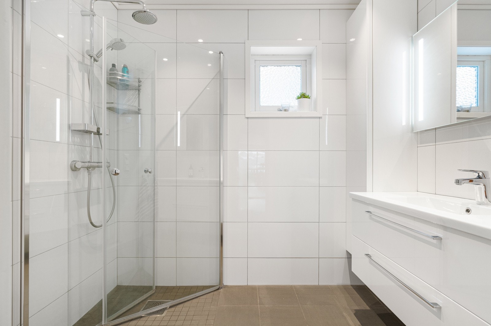 Badet ble rehabilitert i 2020 og fremstår i tidløs utflørelse med gulvarme under flislagt gulv. Galleribilde