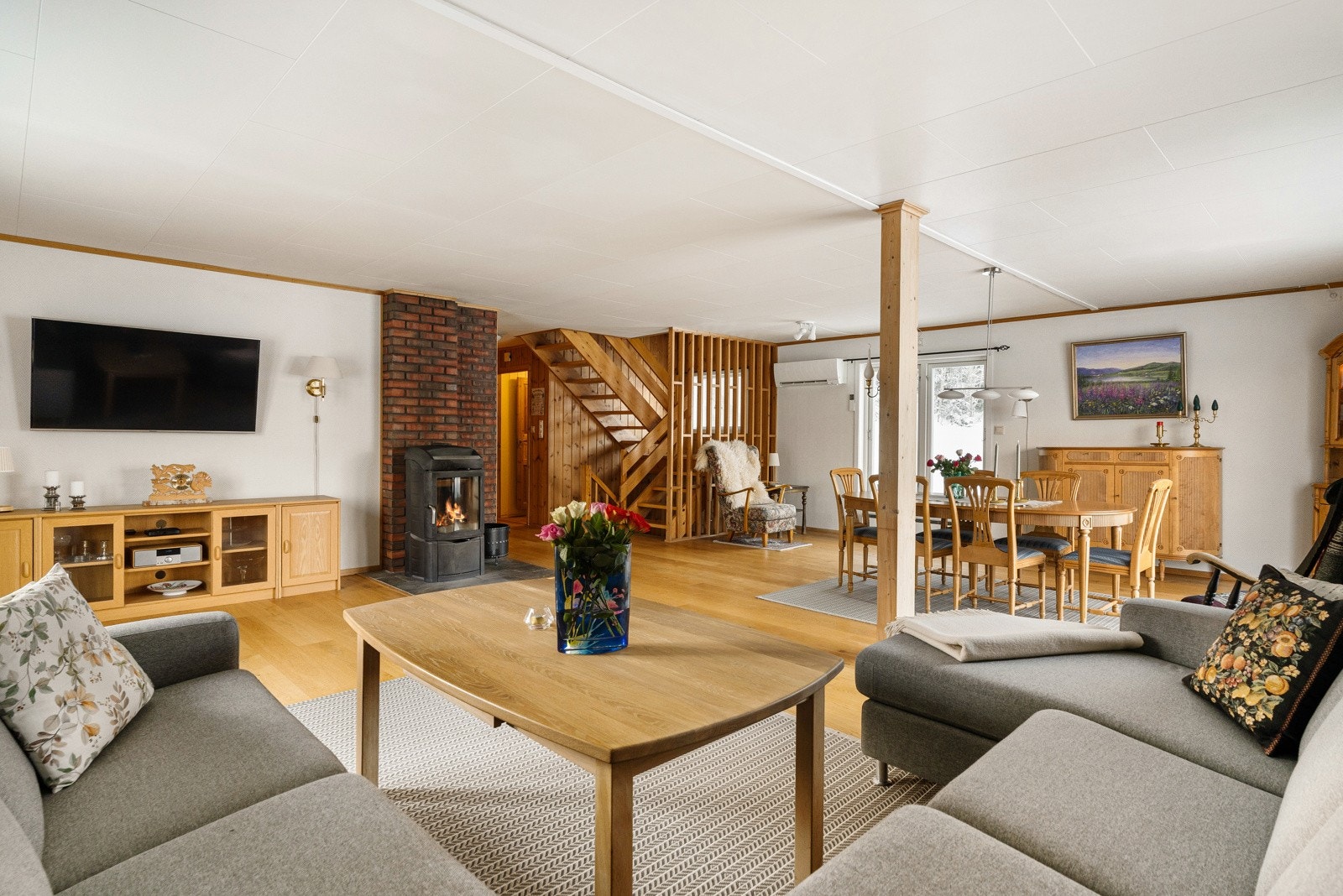 Stua oppvarmes av varmesterk konveksjonsovn og varmepumpe. Det er gulvvarme i tilbygd del foran verandaen. Galleribilde