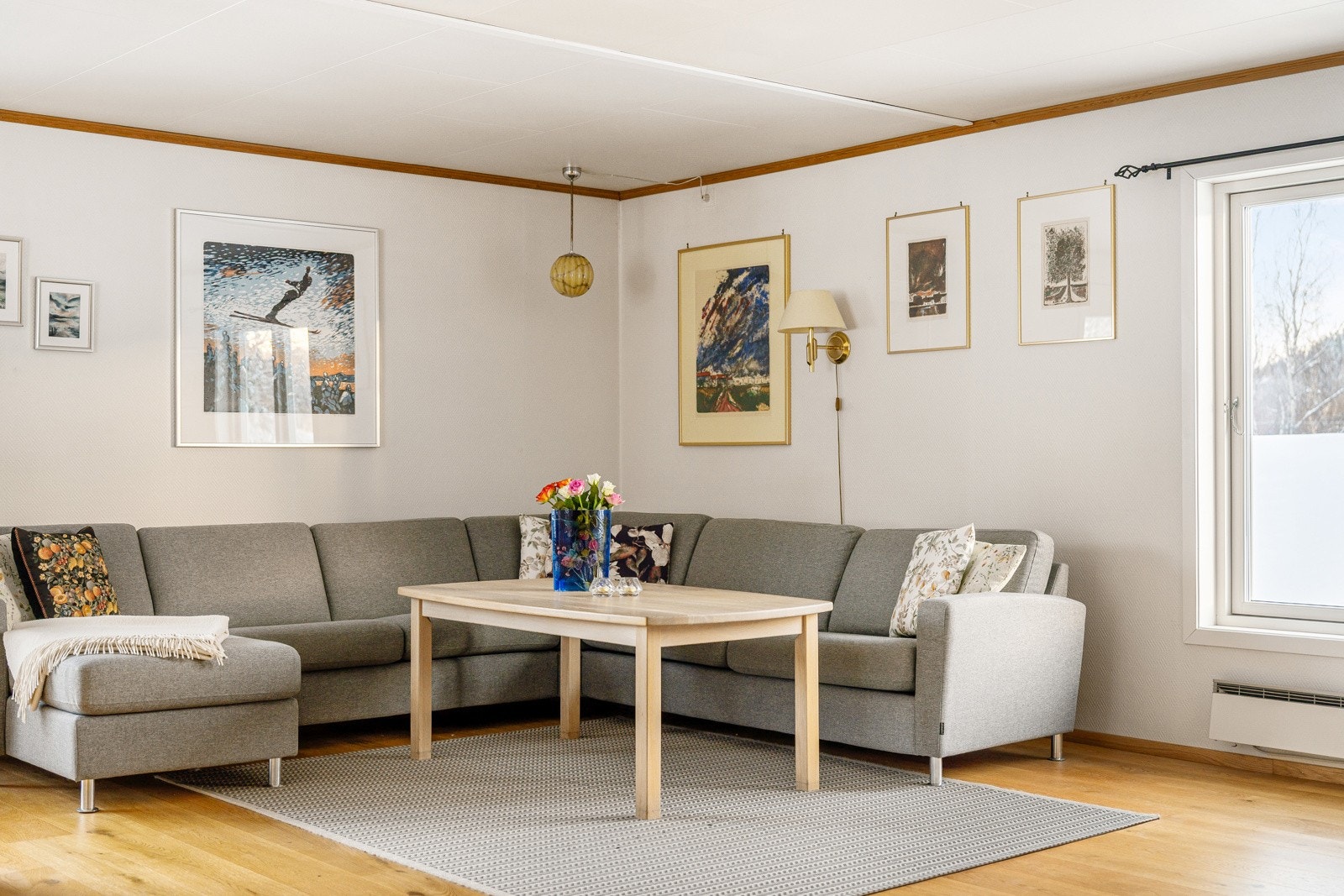 De fleste av boligens vinduer ble byttet i 2021. Boligens hovedoppholdsrom oppleves som lyst og trivelig. Rikelig med vindusflater gir god kontakt med naturen utenfor og sørger for masse dagslysinnslipp. Galleribilde