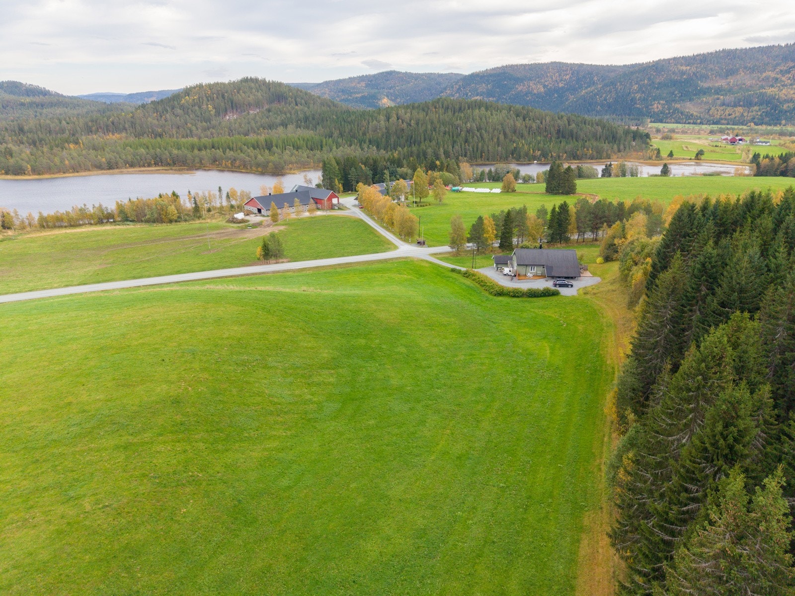 Umiddelbar nærhet til skog og mark, med fine turstier på sommerstid og skiløyper på vinteren. Galleribilde