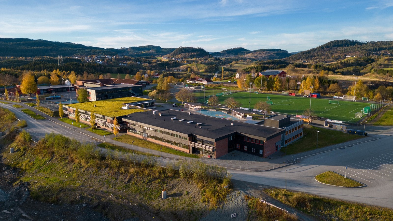 Ungdomsskoleelever går på Klæbu ungdomsskole og det er skolebussordning til skolene. Galleribilde